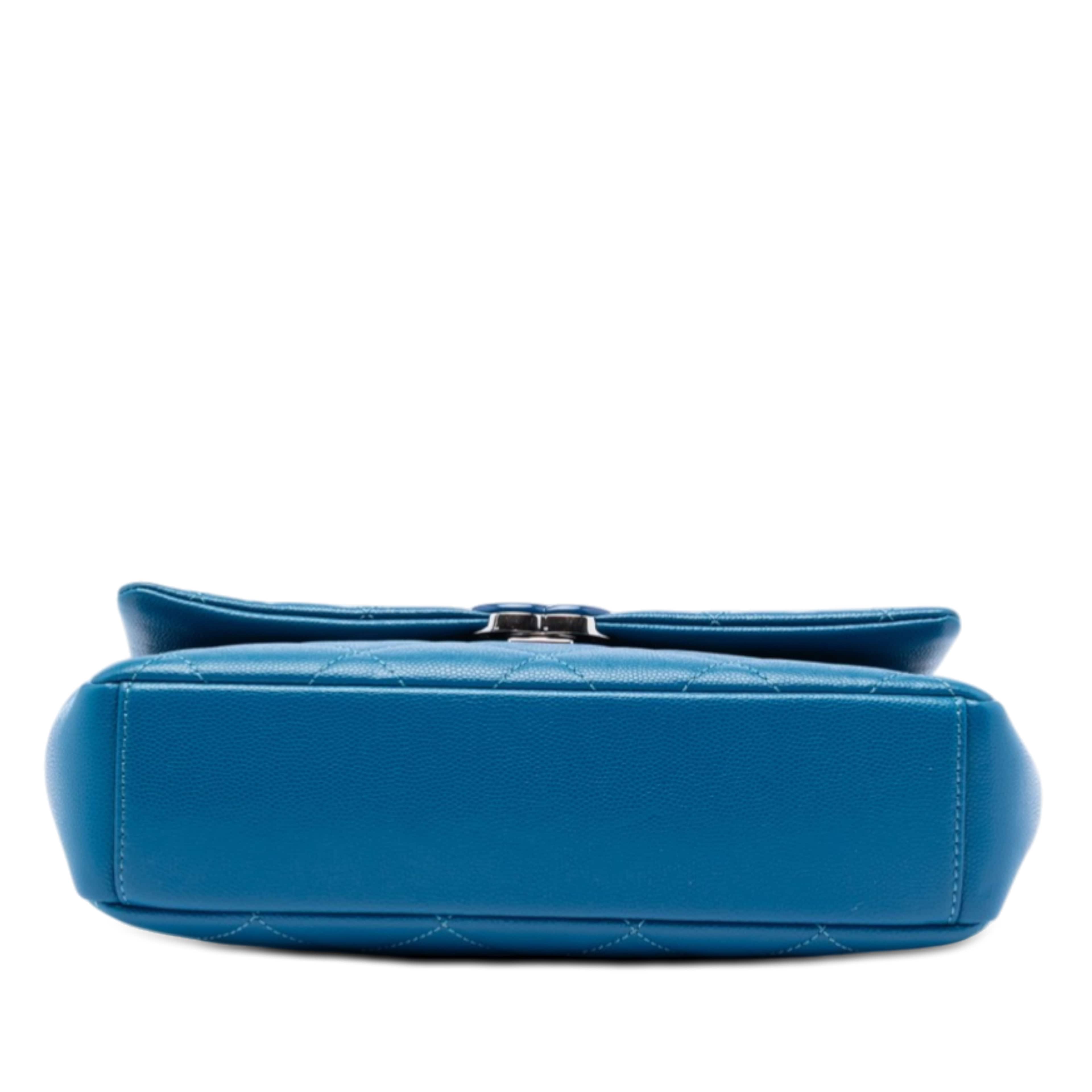 Chanel Medium Caviar My Everything Flap, från Luxclusif, i färgen blue. Klicka för att öppna bilden i stort format