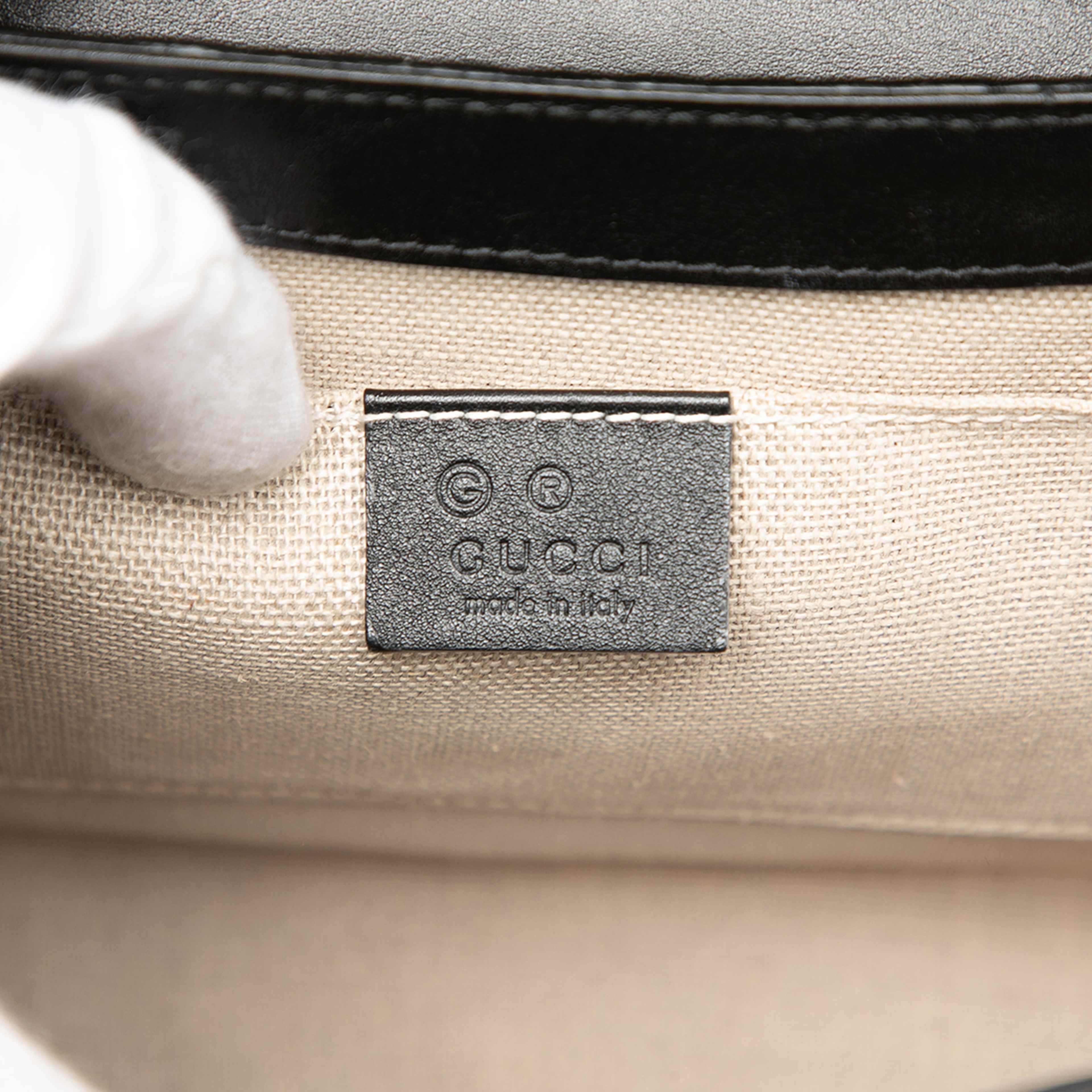 Gucci Medium Microguccissima Emily Shoulder Bag, från Luxclusif, i färgen black. Klicka för att öppna bilden i stort format