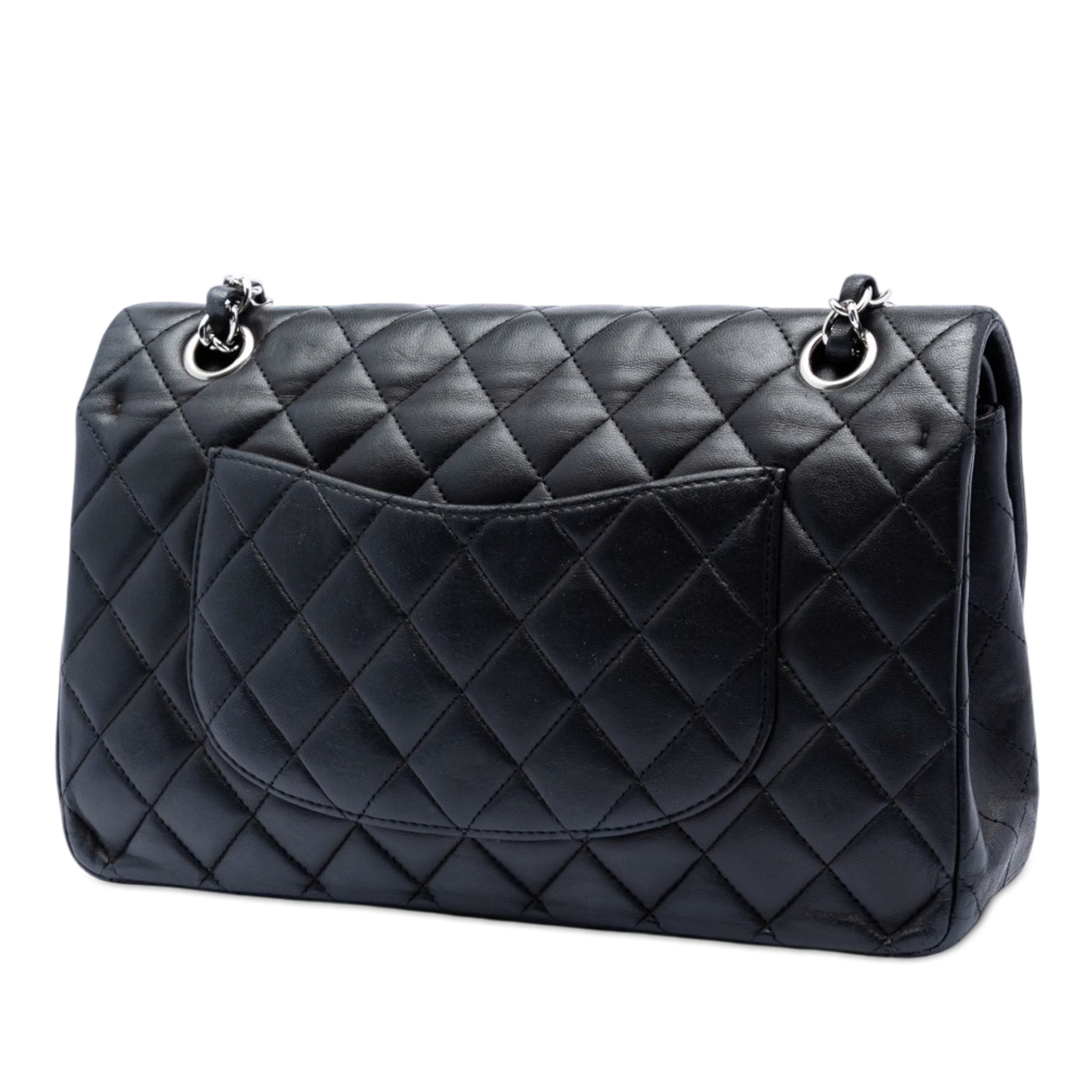 Chanel Medium Classic Lambskin Double Flap, från Luxclusif, i färgen black. Klicka för att öppna bilden i stort format