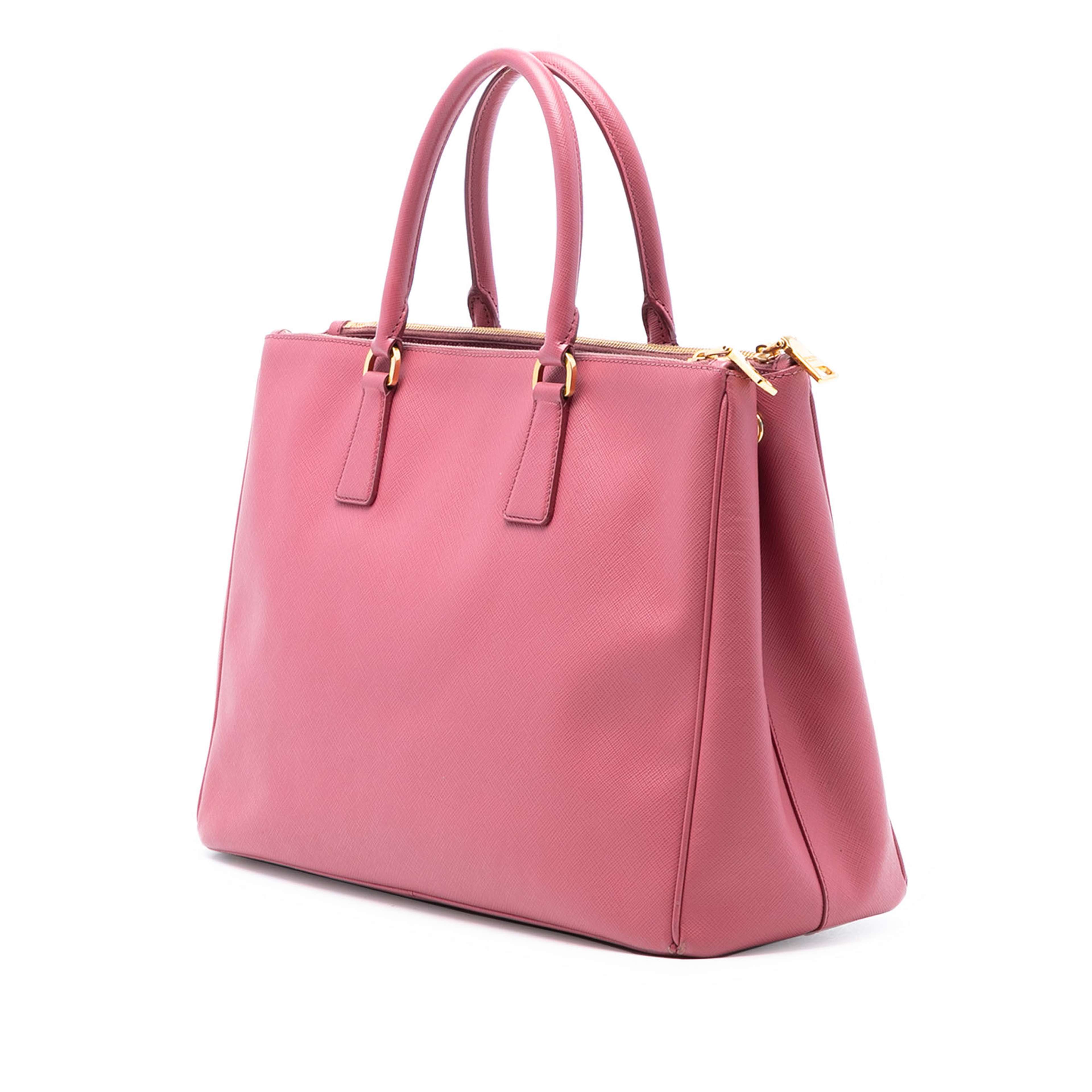 Prada Medium Saffiano Lux Galleria Double Zip Tote, från Luxclusif, i färgen blush. Klicka för att öppna bilden i stort format
