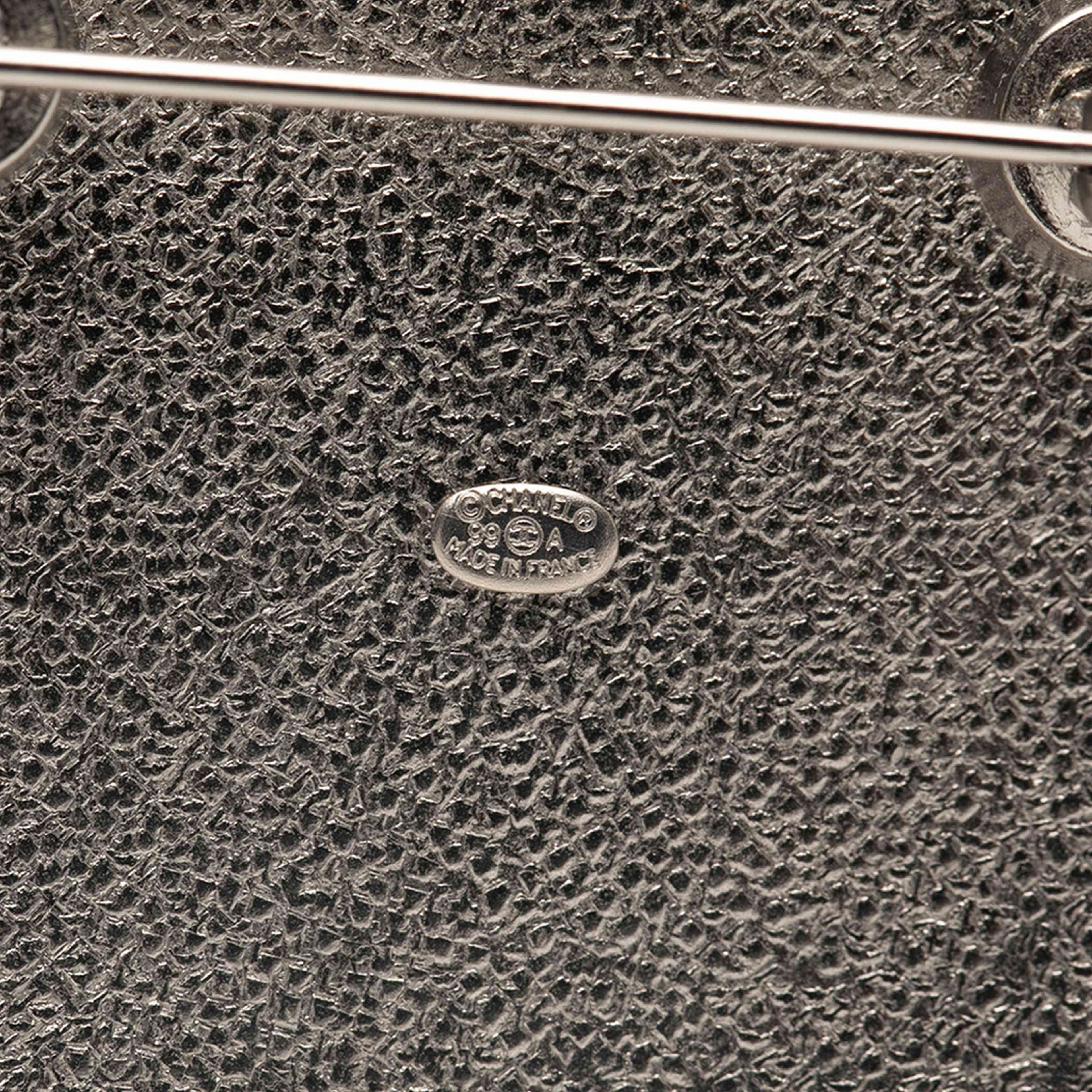 Chanel Silver Plated Medallion Floral Brooch, från Luxclusif, i färgen silver. Klicka för att öppna bilden i stort format