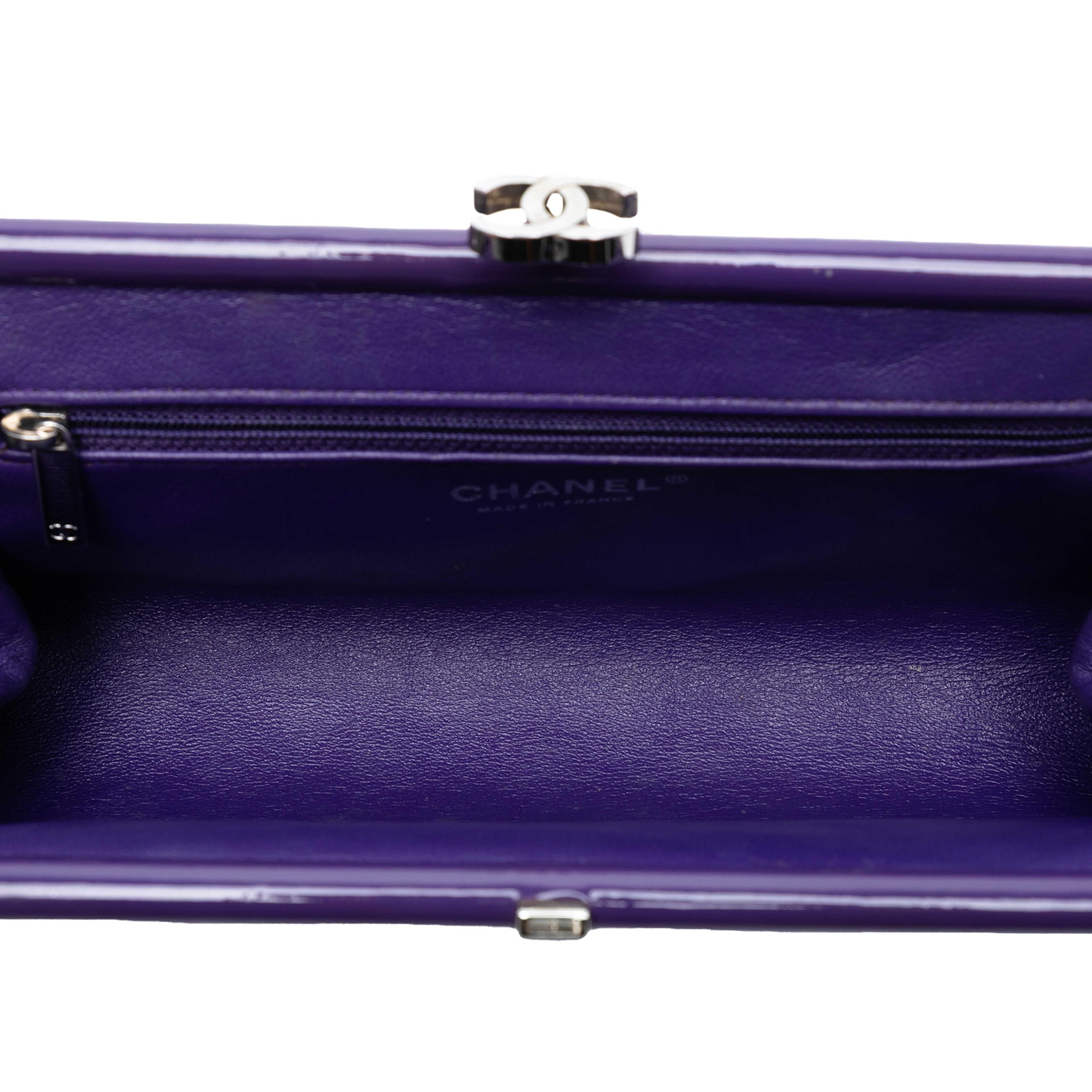 Chanel Cc Quilted Patent Kiss Lock Clutch, från Luxclusif, i färgen dark purple. Klicka för att öppna bilden i stort format