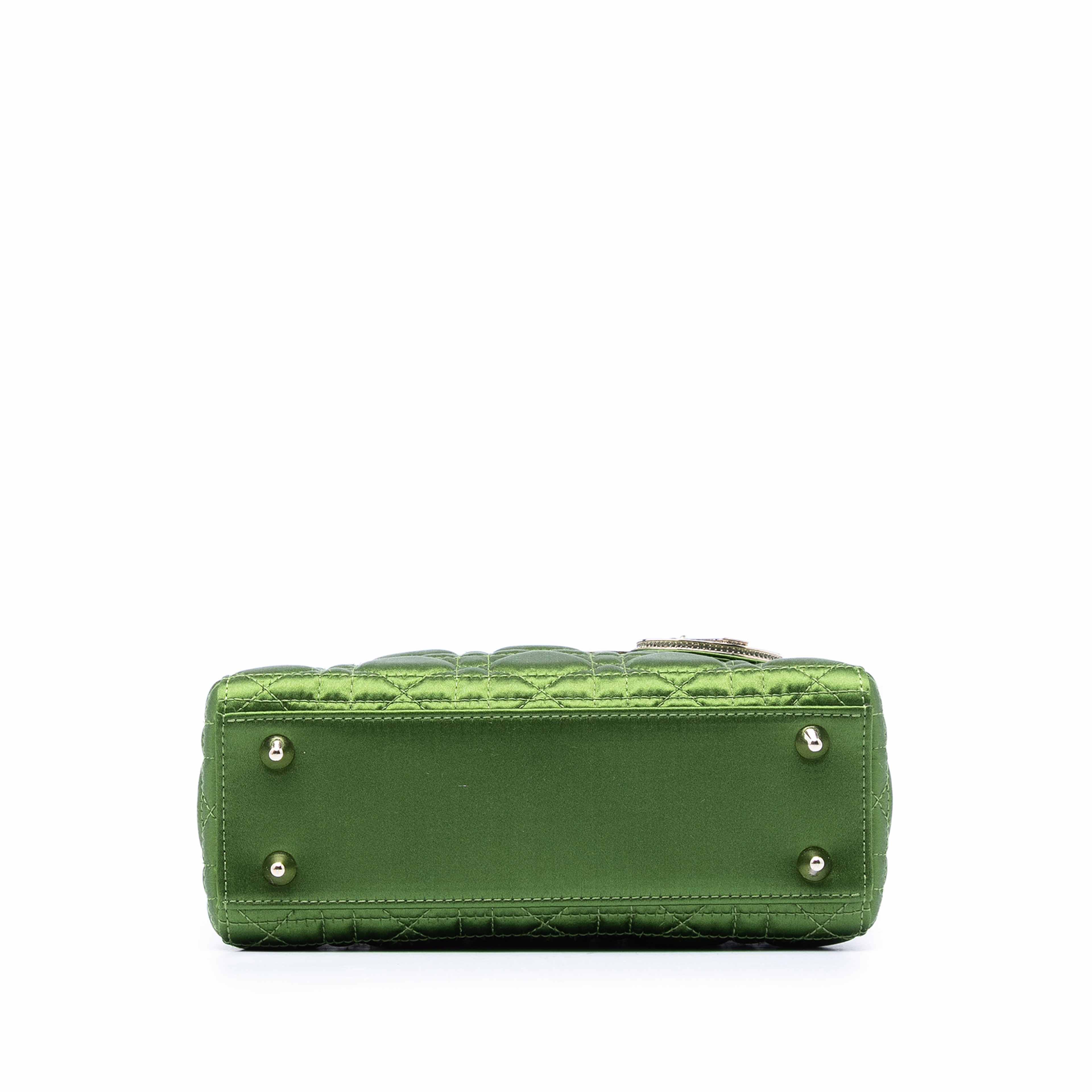 Dior Small Satin Cannage My Abcdior Lady Dior, från Luxclusif, i färgen grön. Klicka för att öppna bilden i stort format