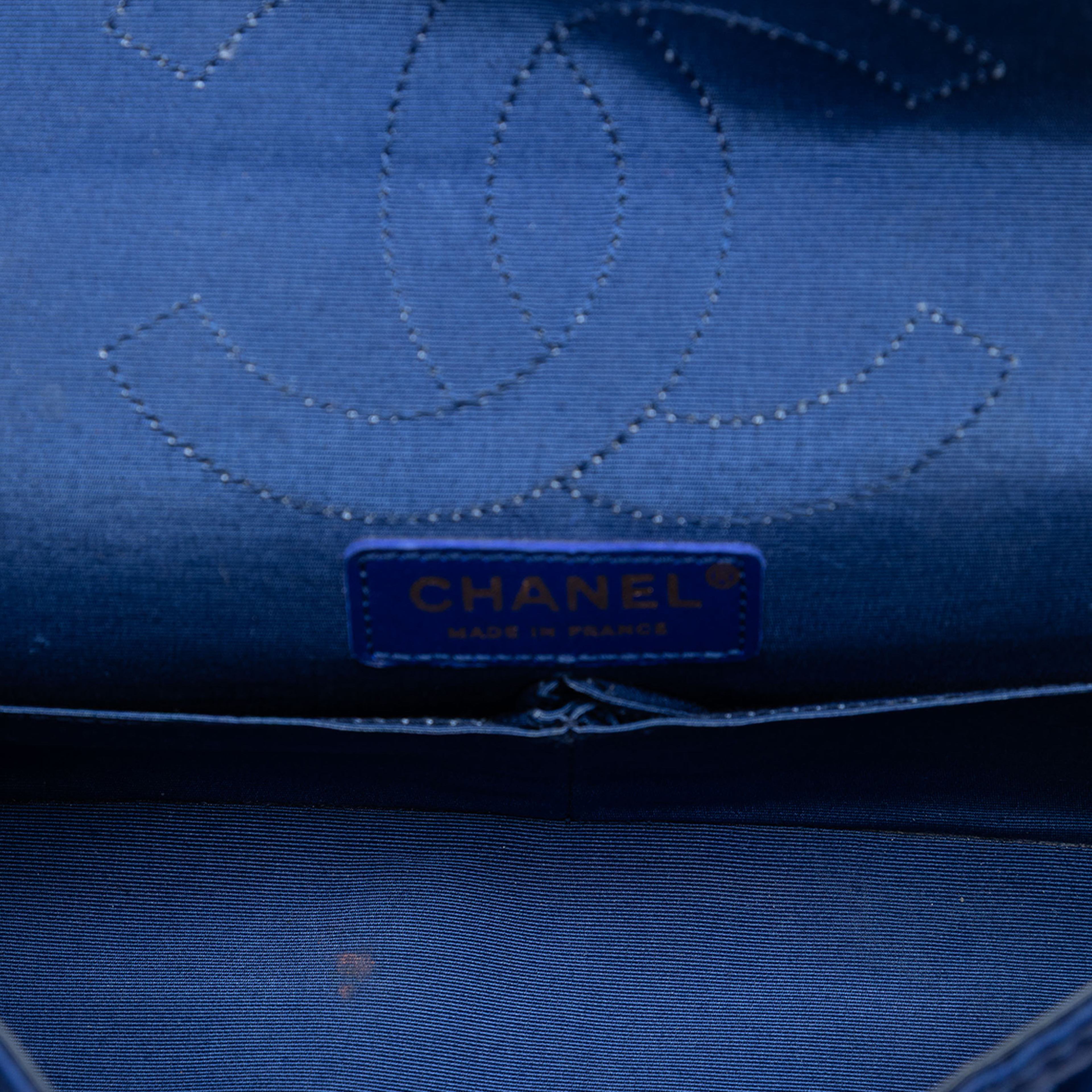 Chanel Quilted Satin Reissue 2.55 Double Flap 225, från Luxclusif, i färgen blue. Klicka för att öppna bilden i stort format