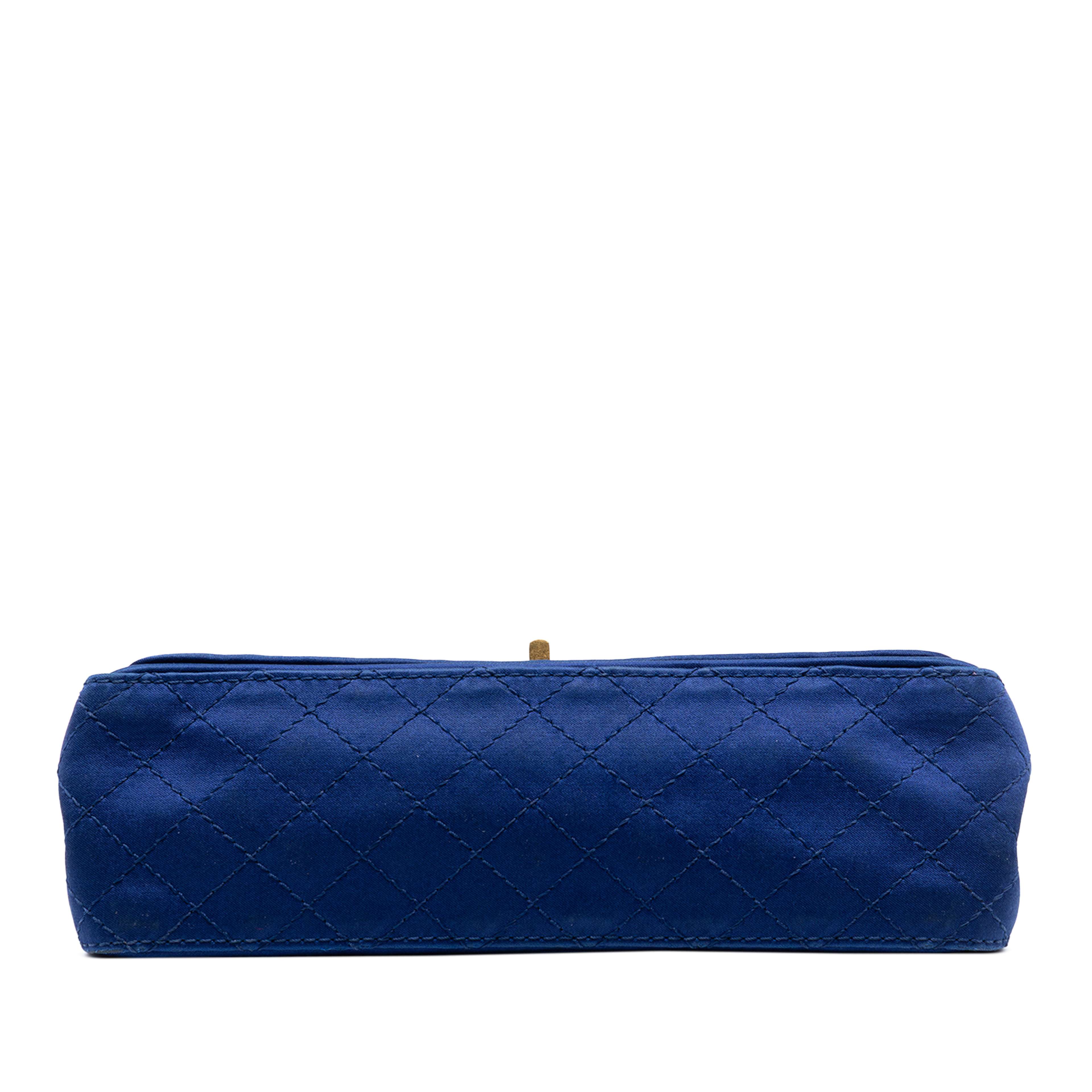 Chanel Quilted Satin Reissue 2.55 Double Flap 225, från Luxclusif, i färgen blue. Klicka för att öppna bilden i stort format