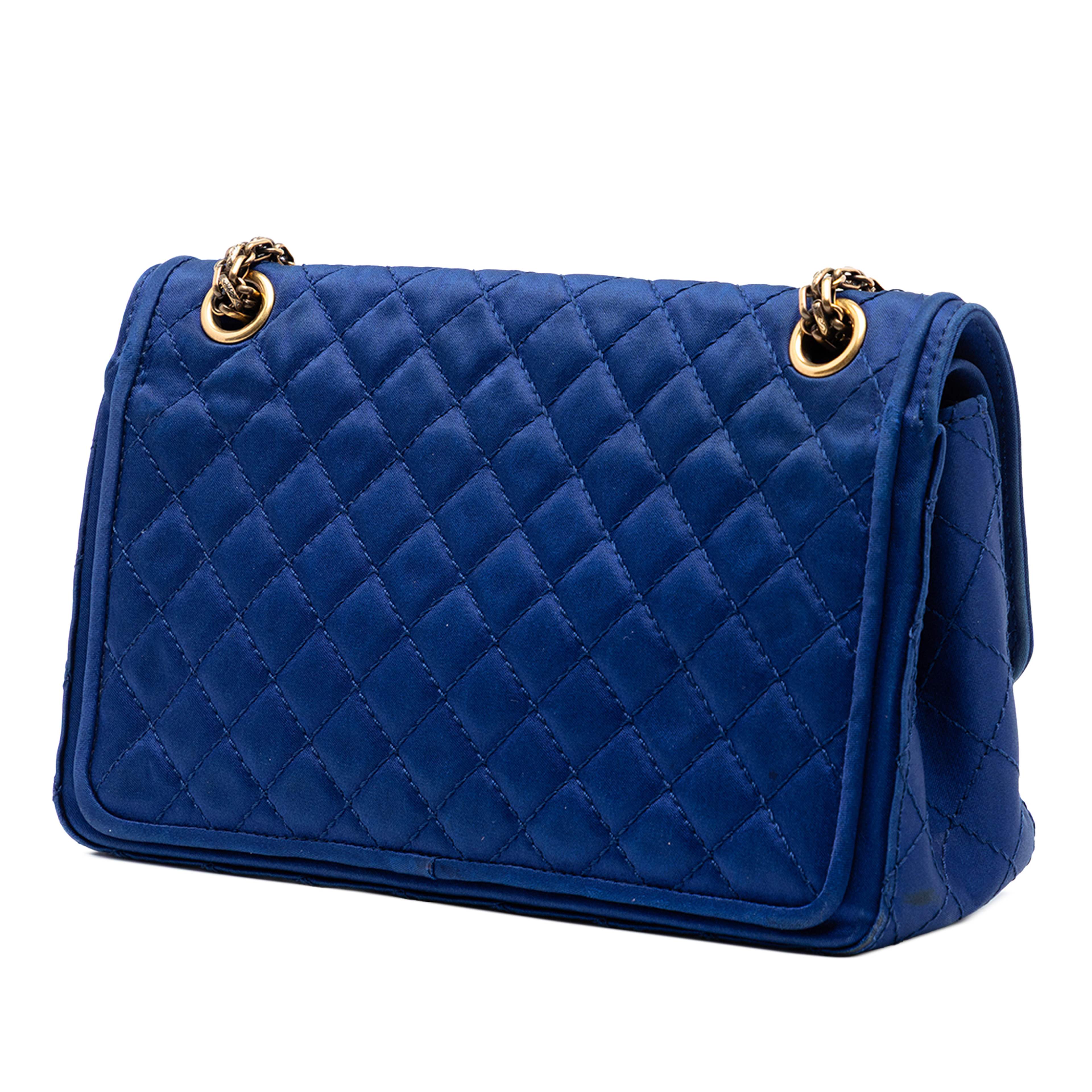 Chanel Quilted Satin Reissue 2.55 Double Flap 225, från Luxclusif, i färgen blue. Klicka för att öppna bilden i stort format