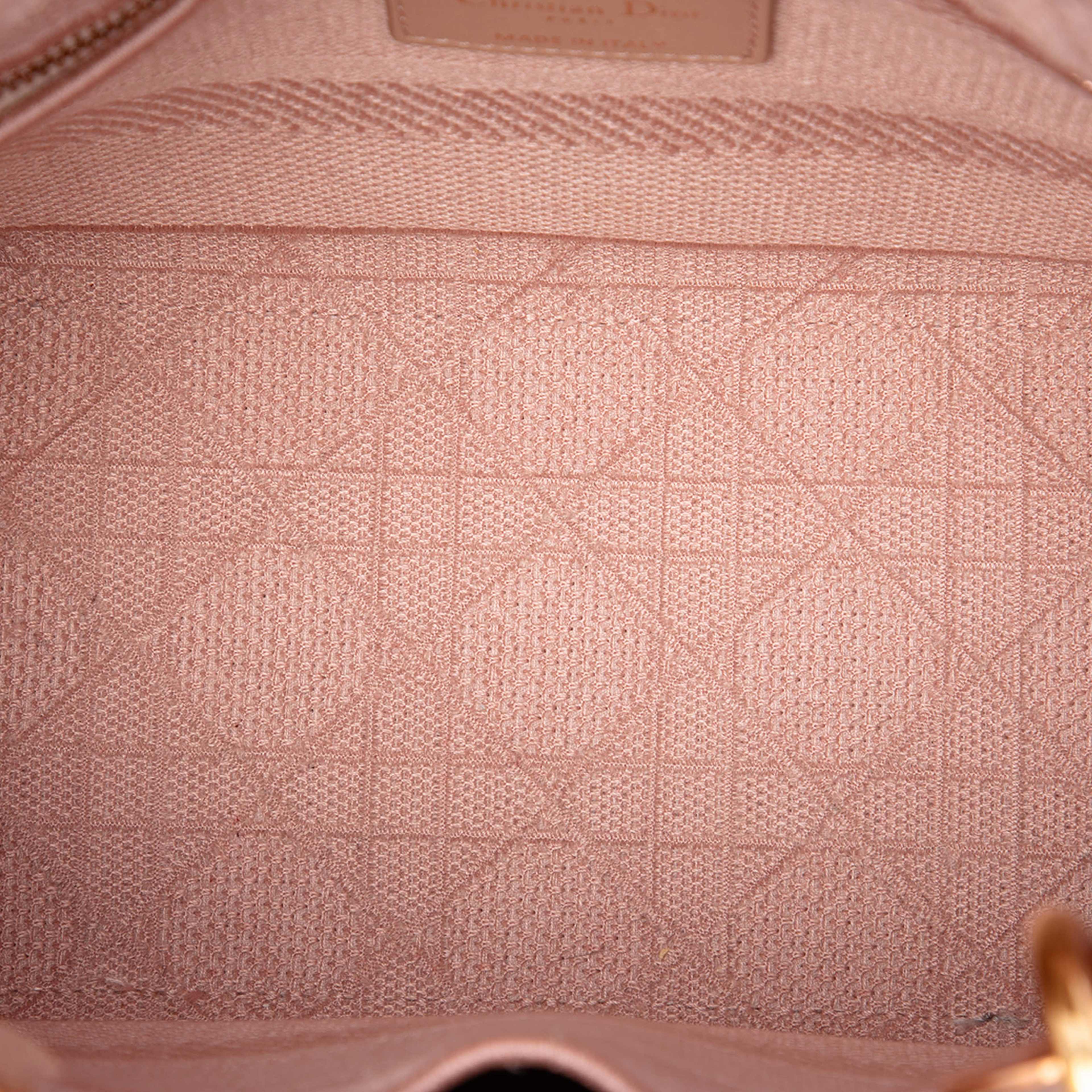 Dior Medium Embroidered Canvas Cannage Lady D Lite, från Luxclusif, i färgen rosa. Klicka för att öppna bilden i stort format