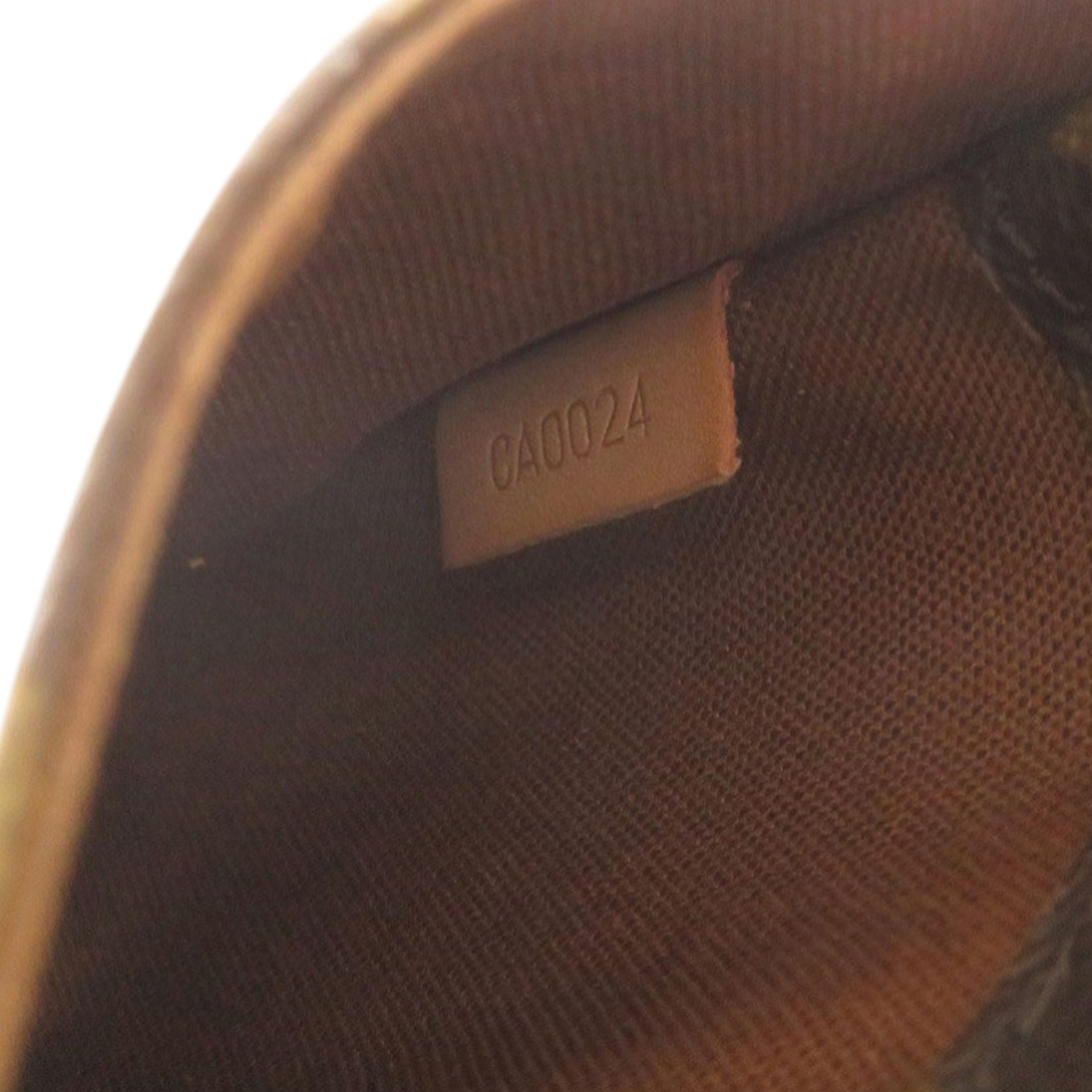Louis Vuitton Monogram Pochette Gange, från Luxclusif, i färgen brun. Klicka för att öppna bilden i stort format