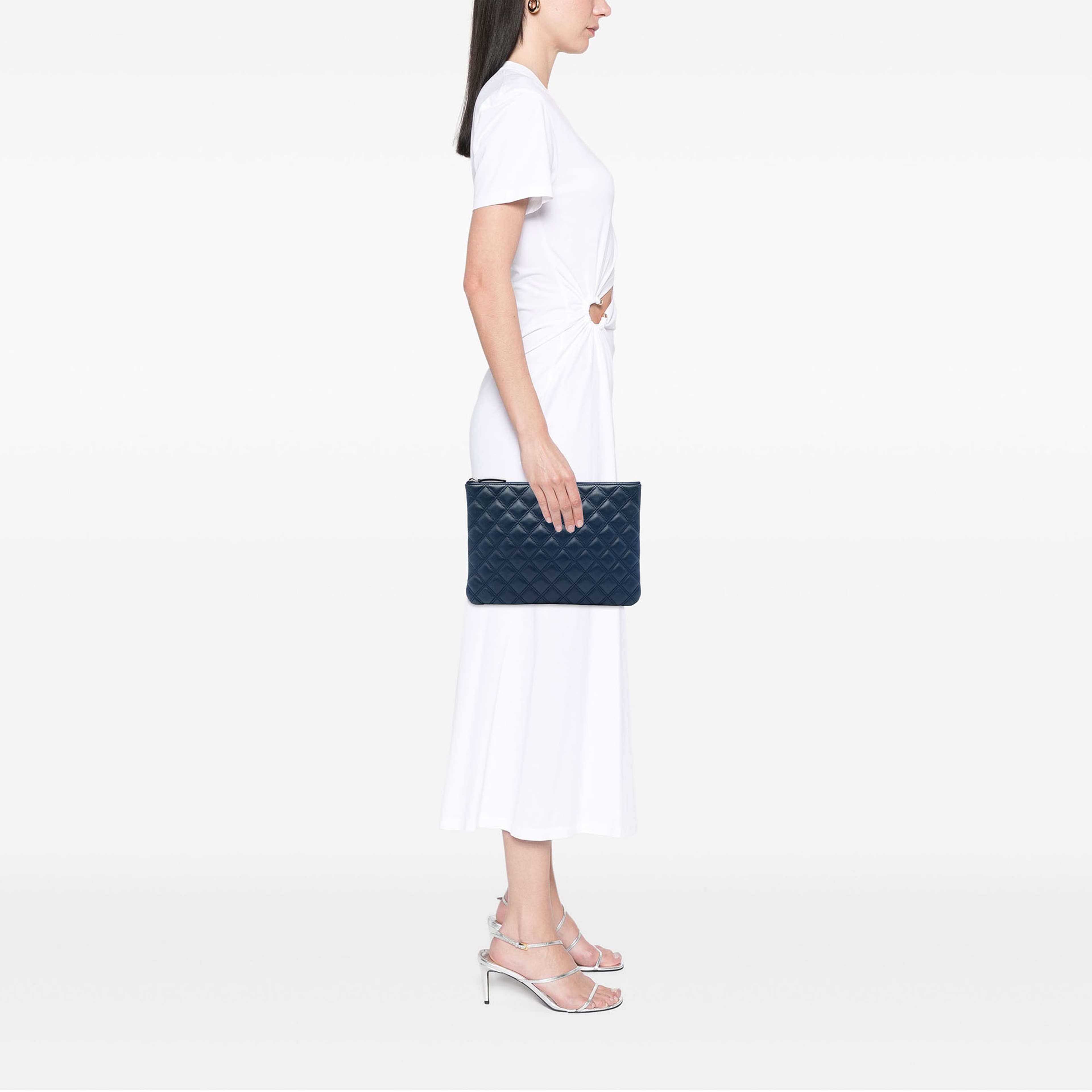 Chanel Medium Quilted Lambskin Double Stitch O Case Clutch, från Luxclusif, i färgen blå. Klicka för att öppna bilden i stort format