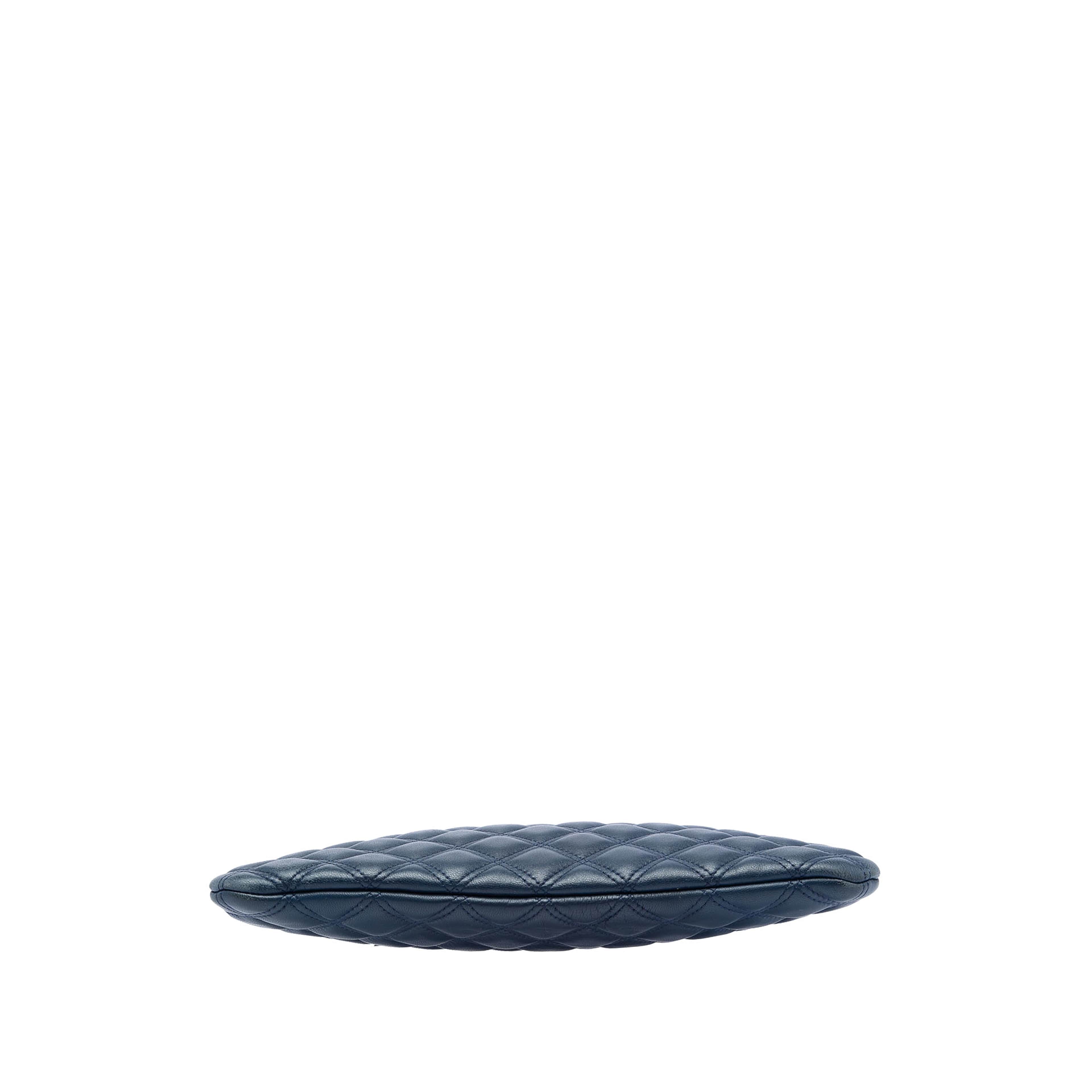 Chanel Medium Quilted Lambskin Double Stitch O Case Clutch, från Luxclusif, i färgen blå. Klicka för att öppna bilden i stort format