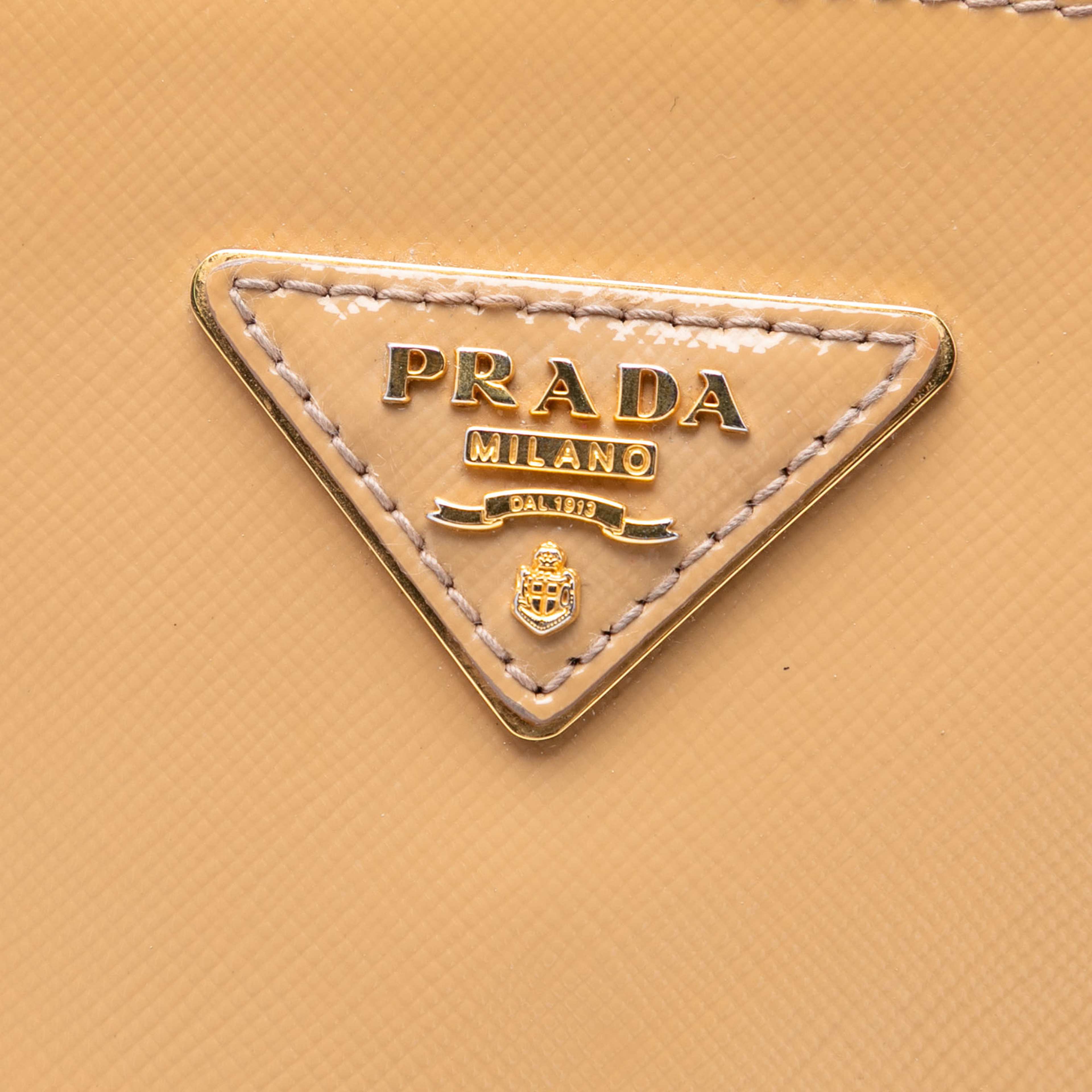 Prada Medium Saffiano Vernice Promenade Satchel, från Luxclusif, i färgen caramel. Klicka för att öppna bilden i stort format