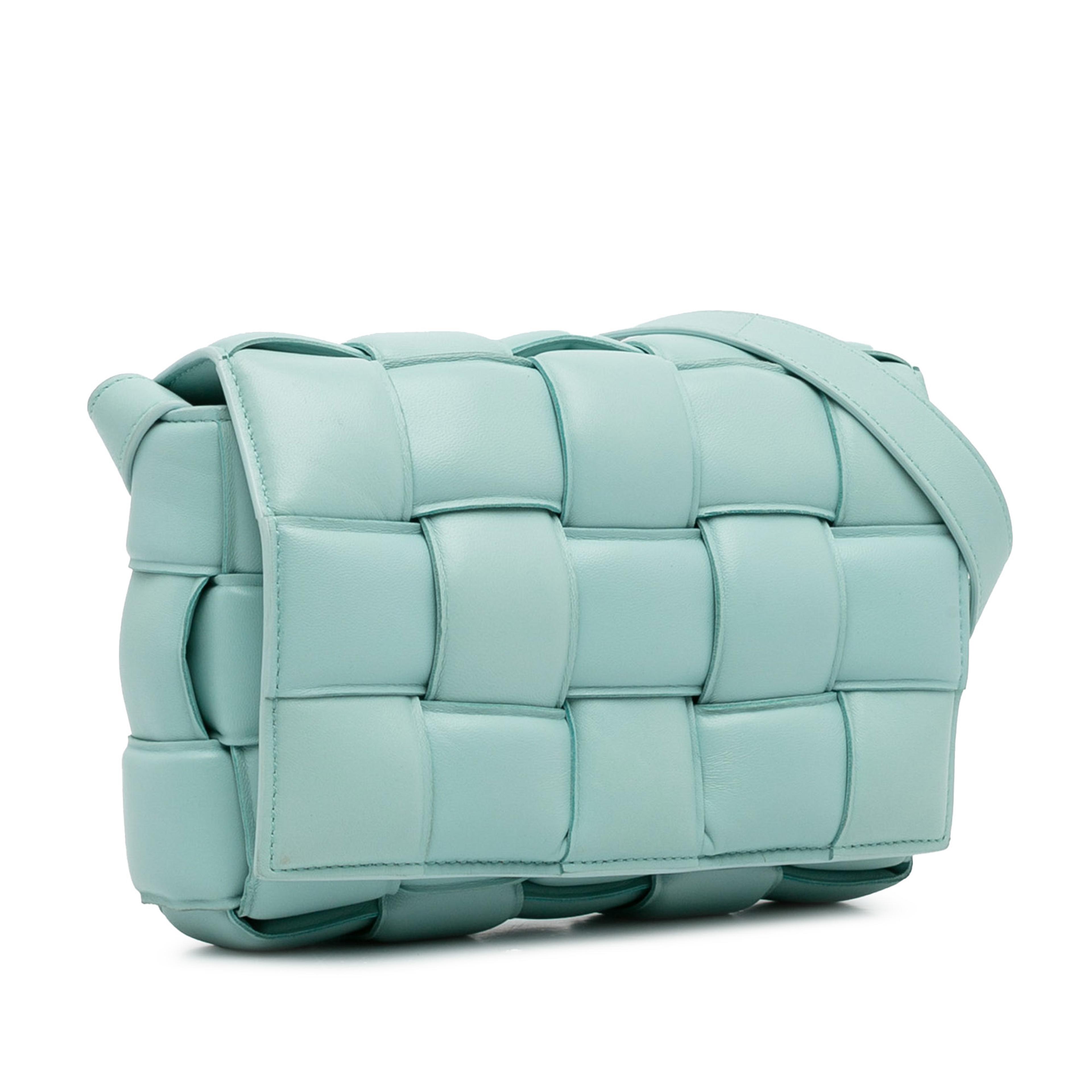 Bottega Veneta Nappa Intrecciato Padded Cassette Crossbody, från Luxclusif, i färgen light blue. Klicka för att öppna bilden i stort format