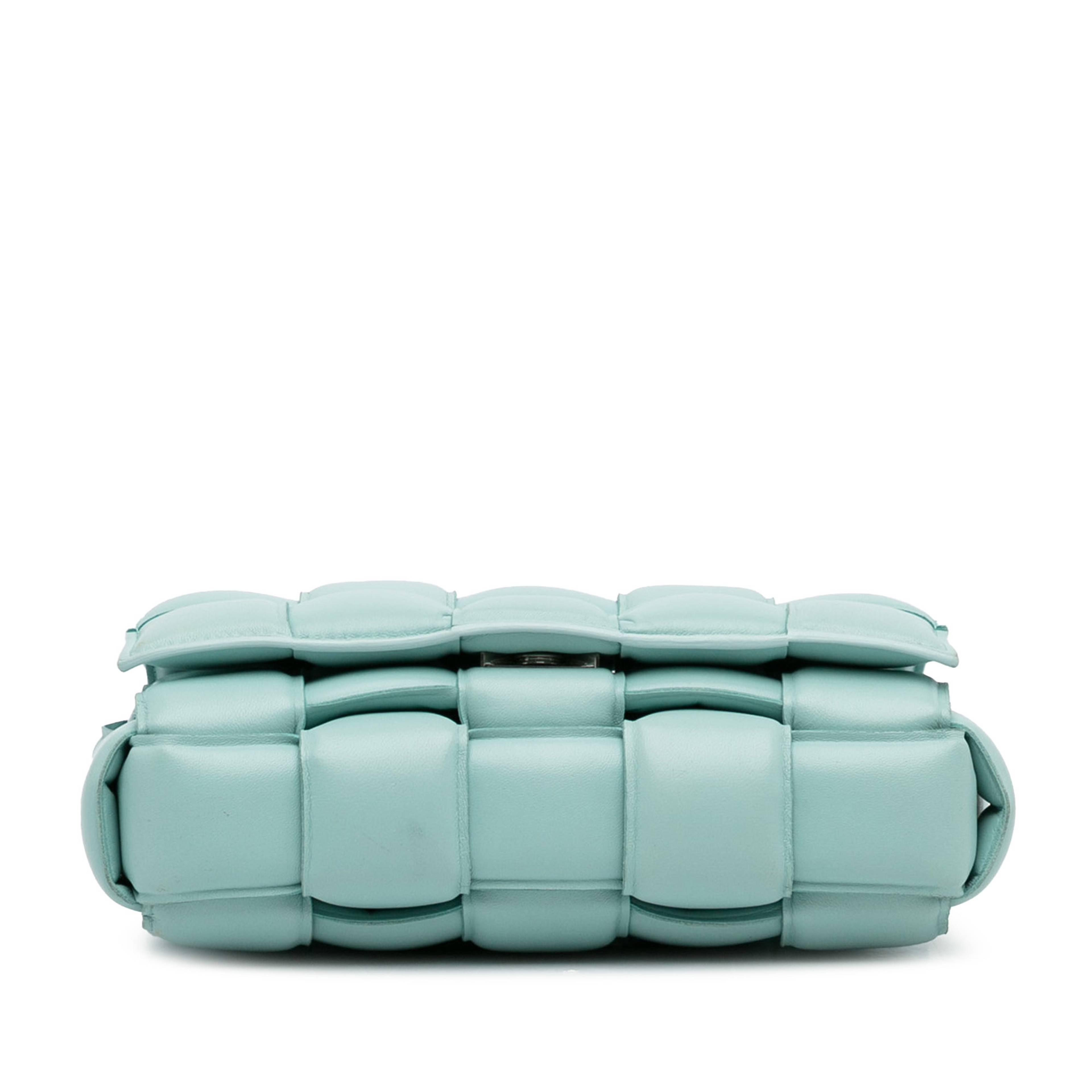 Bottega Veneta Nappa Intrecciato Padded Cassette Crossbody, från Luxclusif, i färgen light blue. Klicka för att öppna bilden i stort format