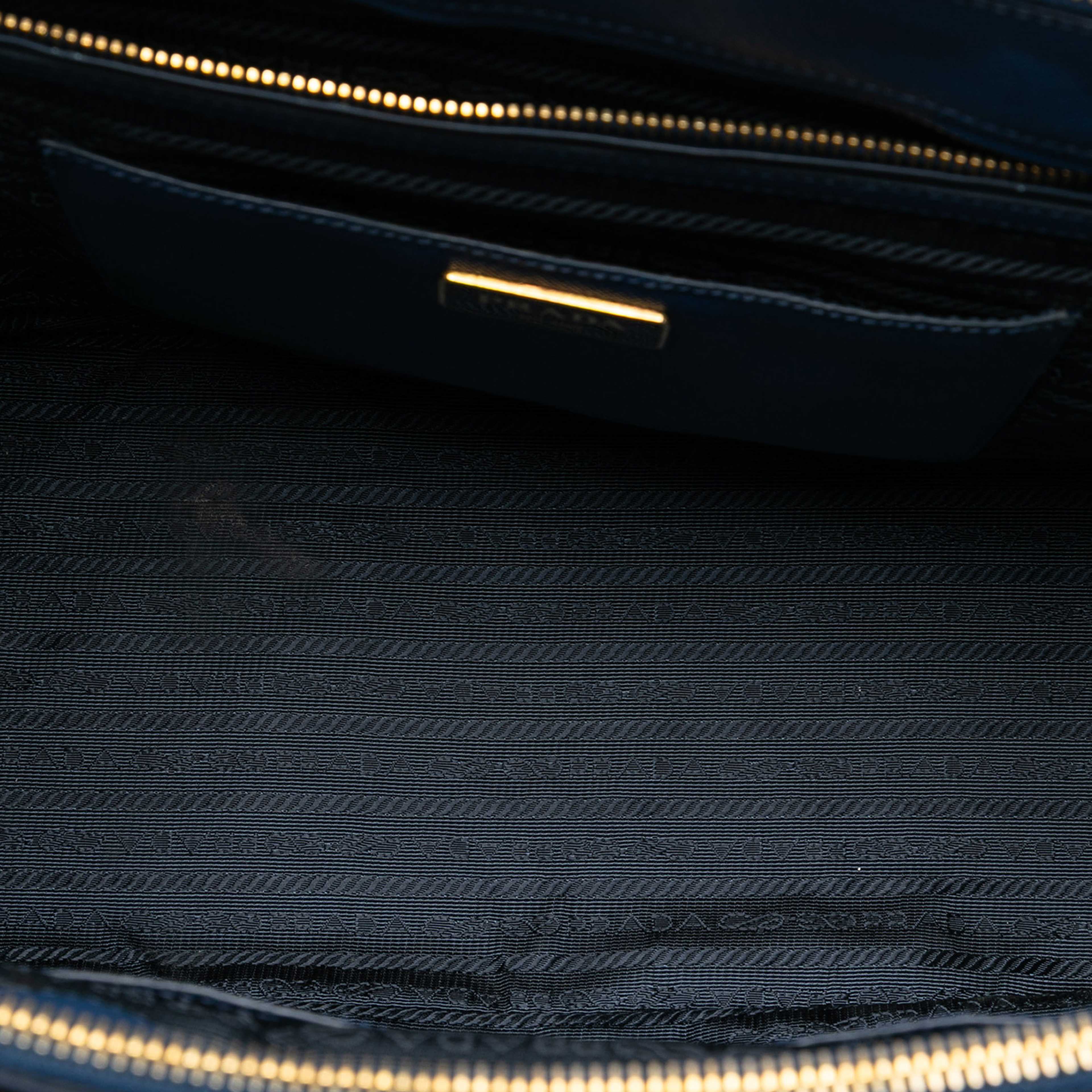 Prada Medium Saffiano Lux Galleria Double Zip Satchel, från Luxclusif, i färgen dark blue. Klicka för att öppna bilden i stort format