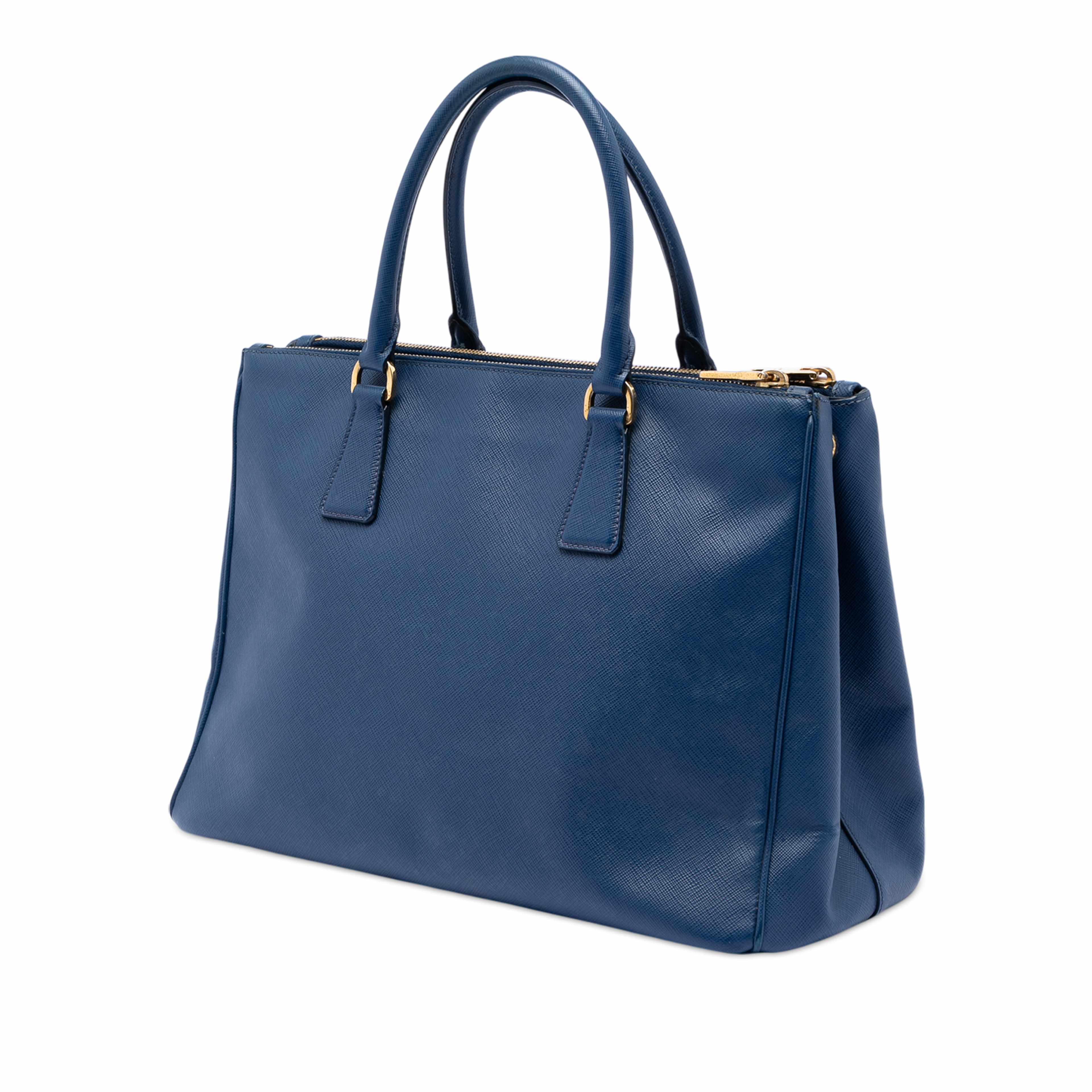 Prada Medium Saffiano Lux Galleria Double Zip Satchel, från Luxclusif, i färgen blå. Klicka för att öppna bilden i stort format