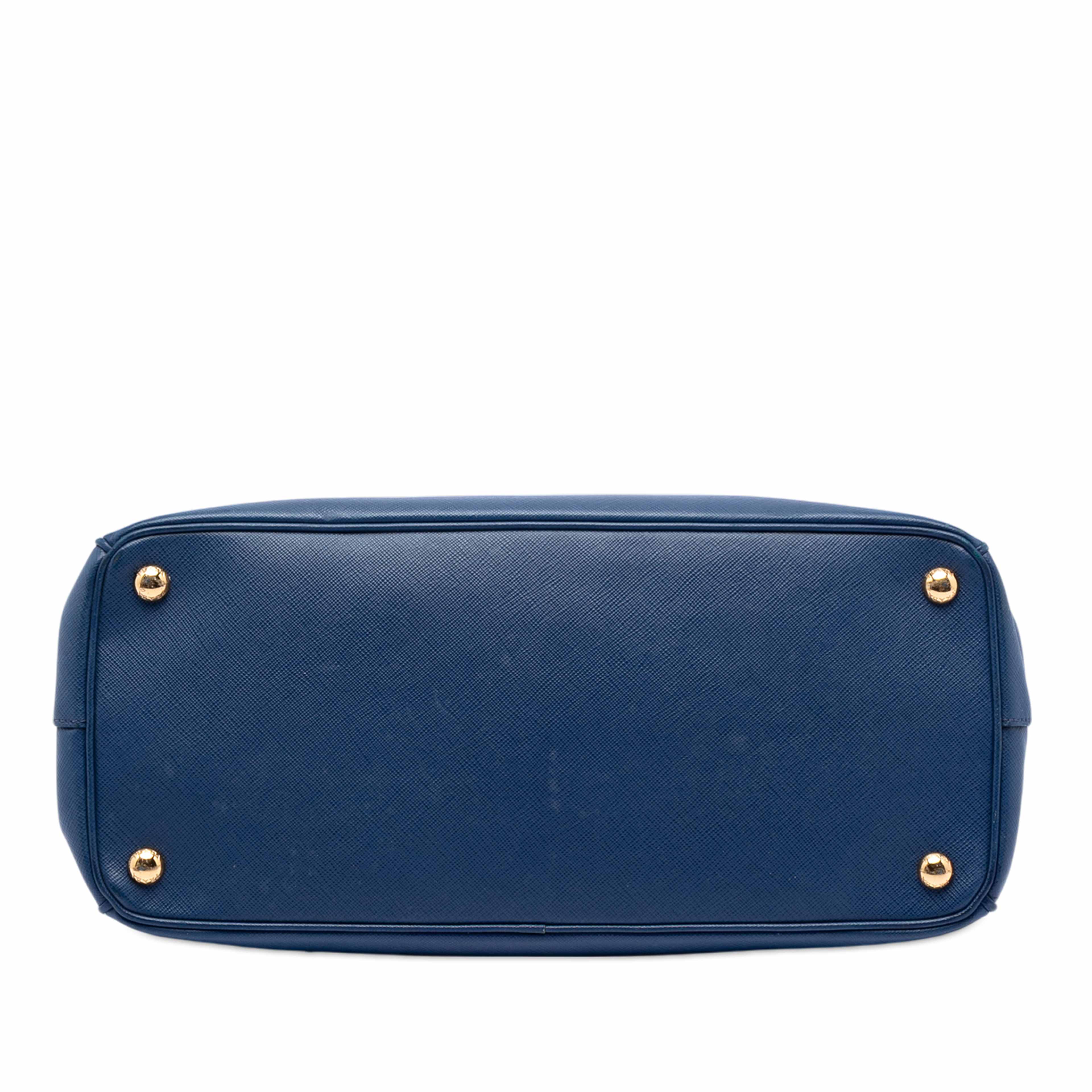 Prada Medium Saffiano Lux Galleria Double Zip Satchel, från Luxclusif, i färgen blå. Klicka för att öppna bilden i stort format