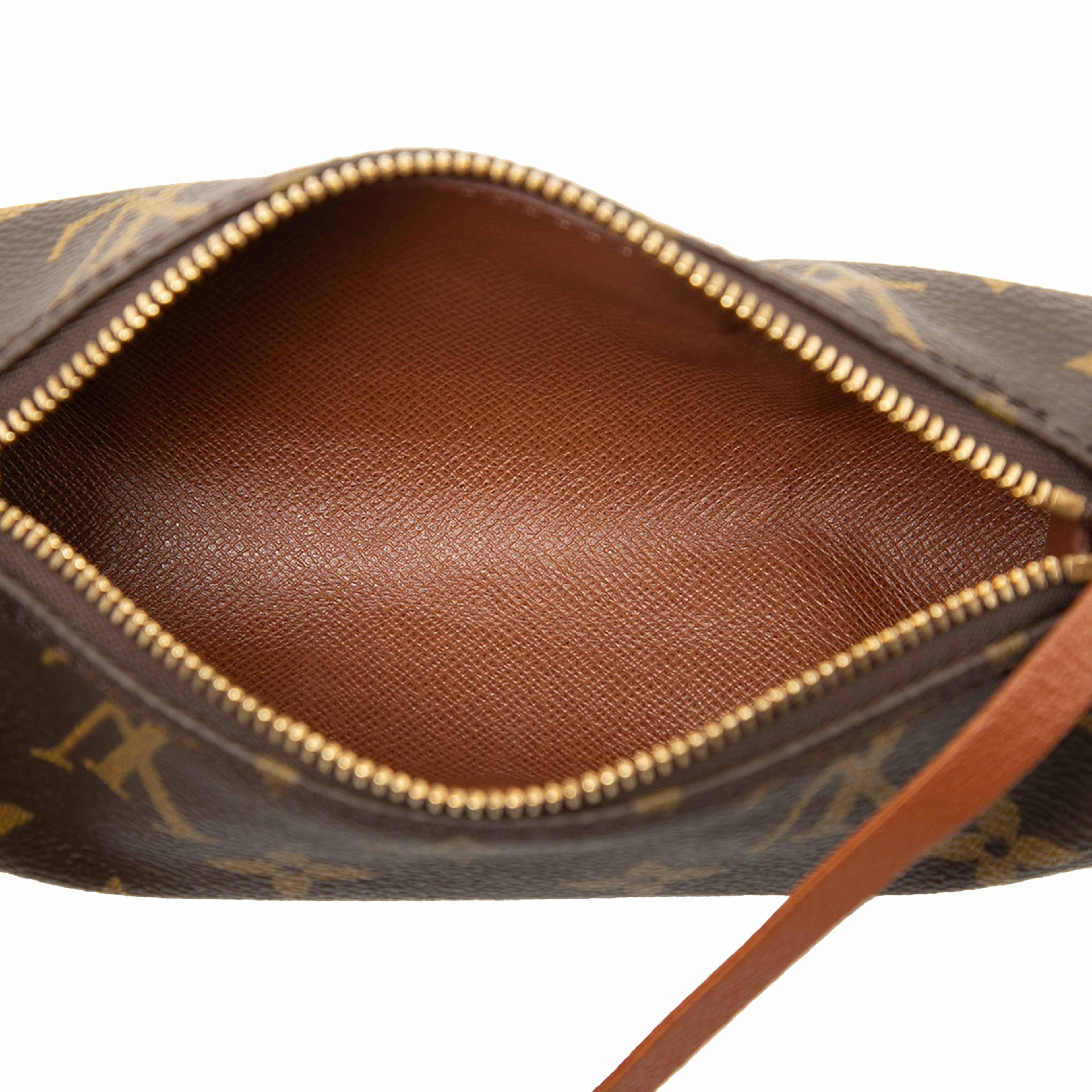 Louis Vuitton Monogram Papillon Pochette, från Luxclusif, i färgen brun. Klicka för att öppna bilden i stort format