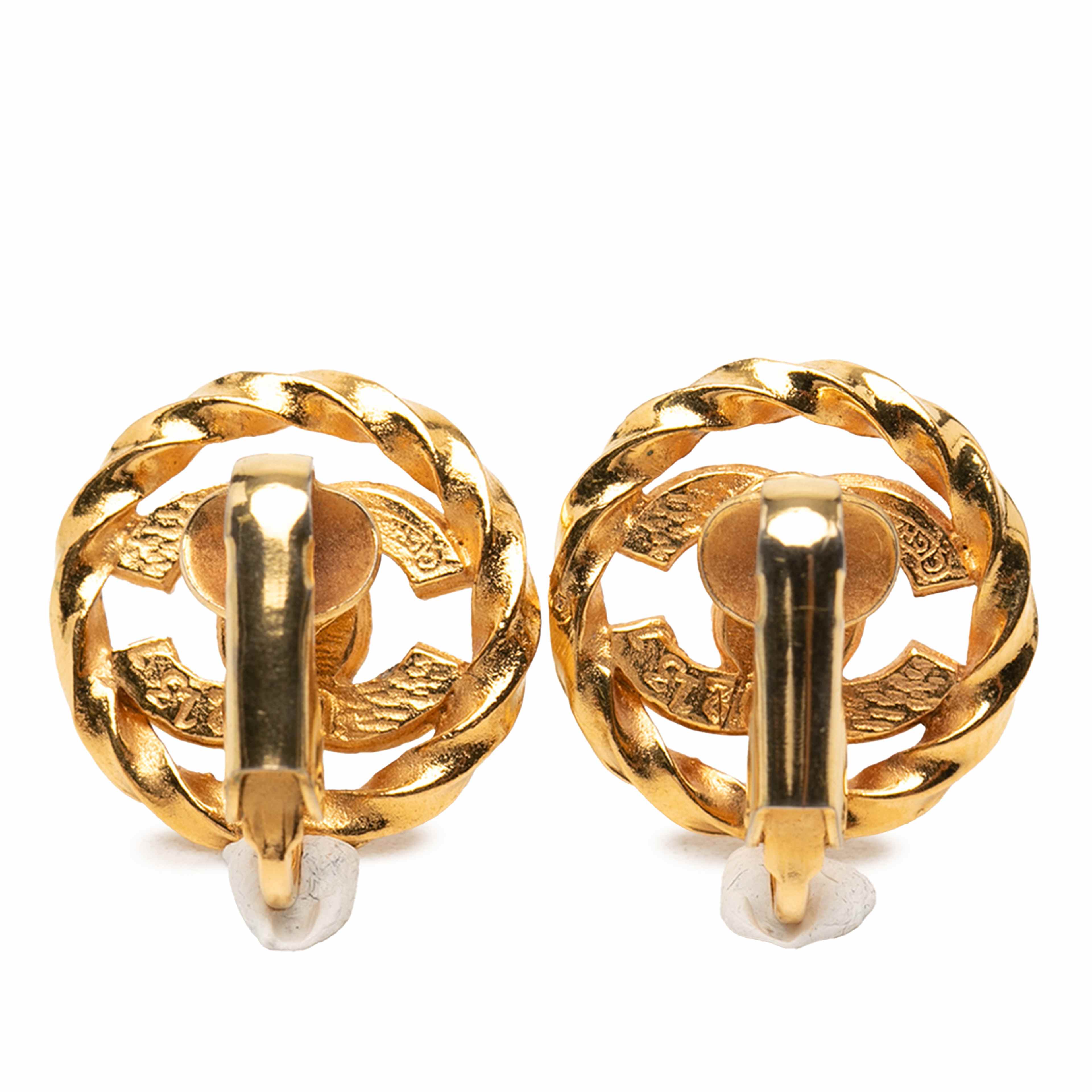 Chanel Gold Plated Cc Crystal Twisted Round Clip On Earrings, från Luxclusif, i färgen gold. Klicka för att öppna bilden i stort format
