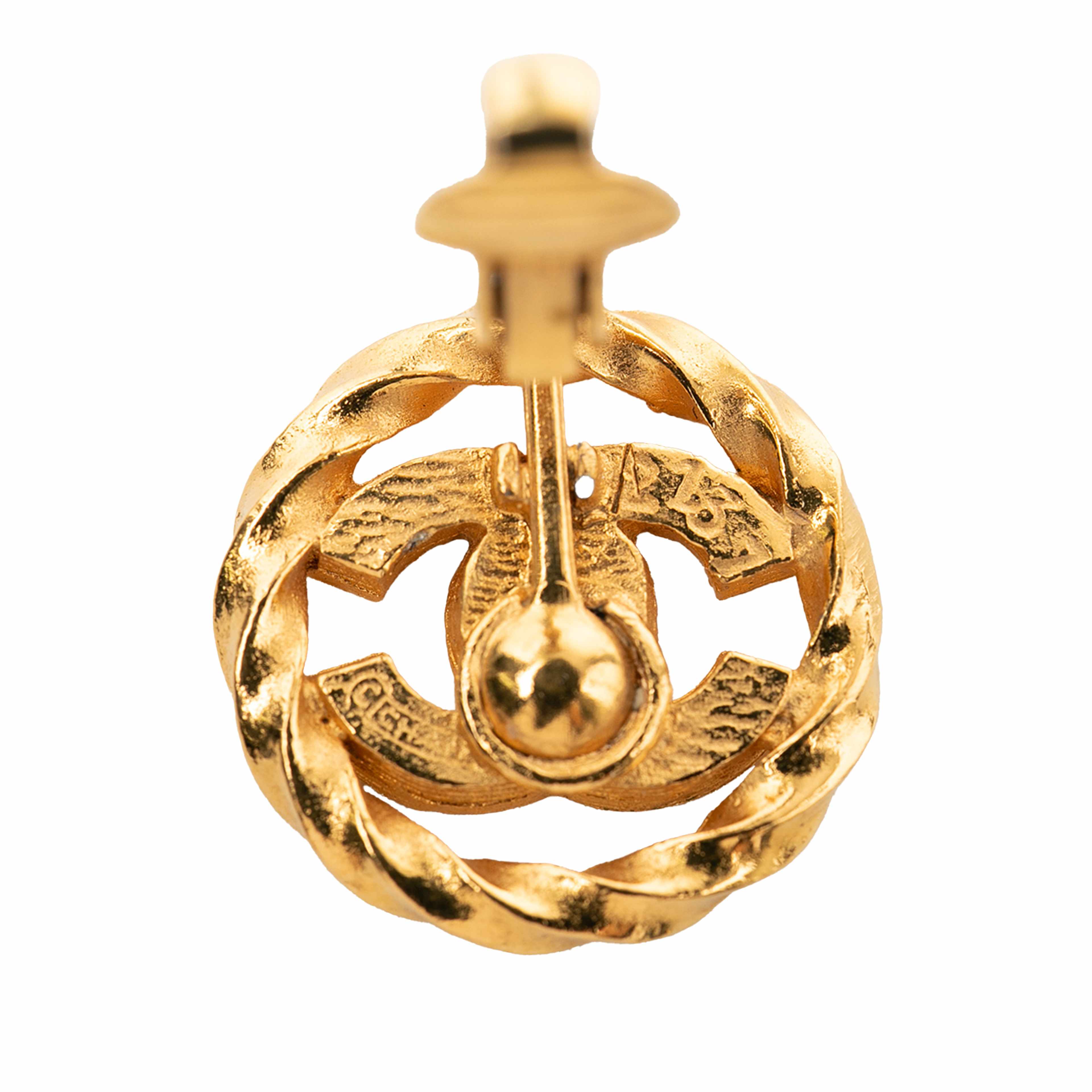 Chanel Gold Plated Cc Crystal Twisted Round Clip On Earrings, från Luxclusif, i färgen guld. Klicka för att öppna bilden i stort format