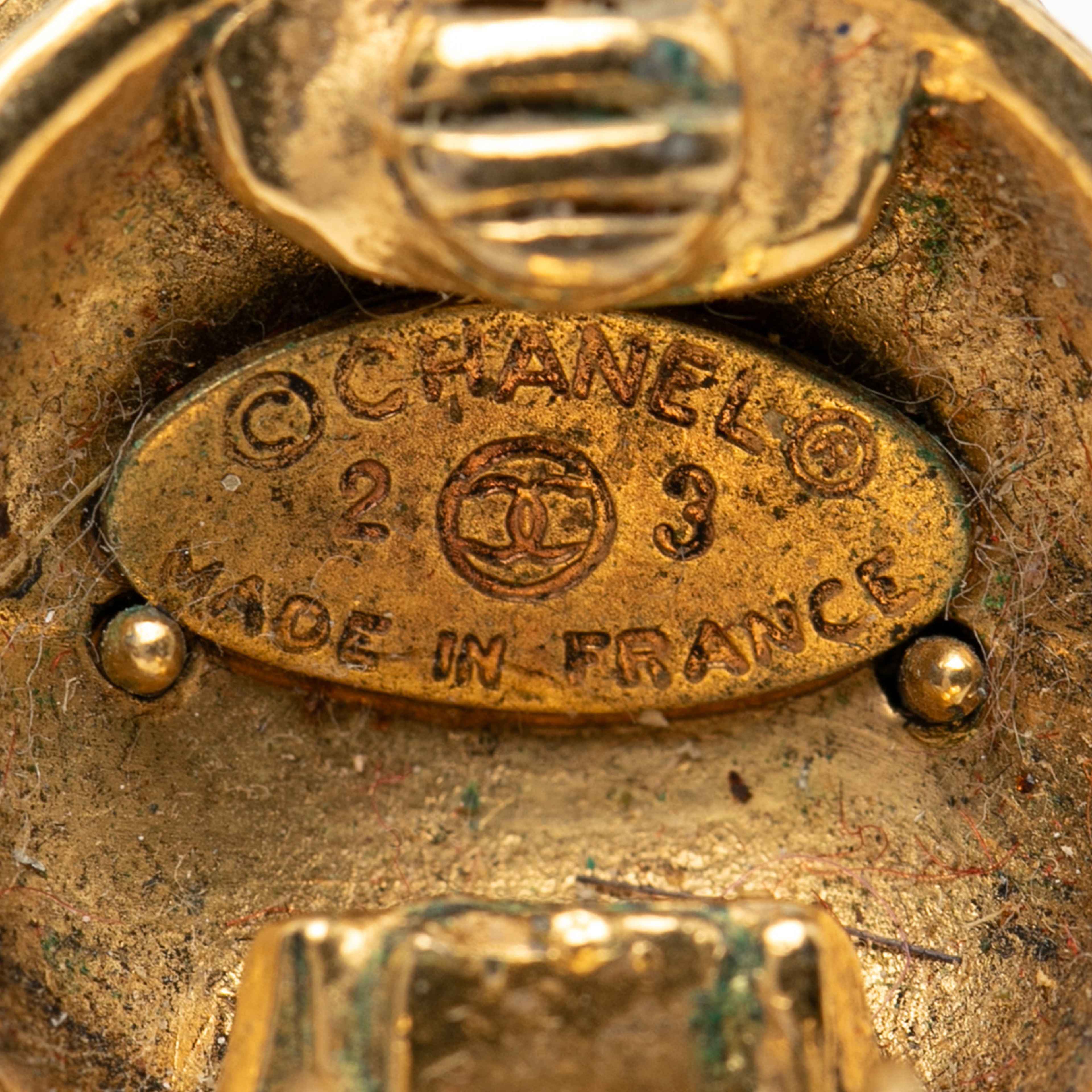 Chanel Cc Gold Plated Round Strass Clip On Earrings, från Luxclusif, i färgen gold. Klicka för att öppna bilden i stort format