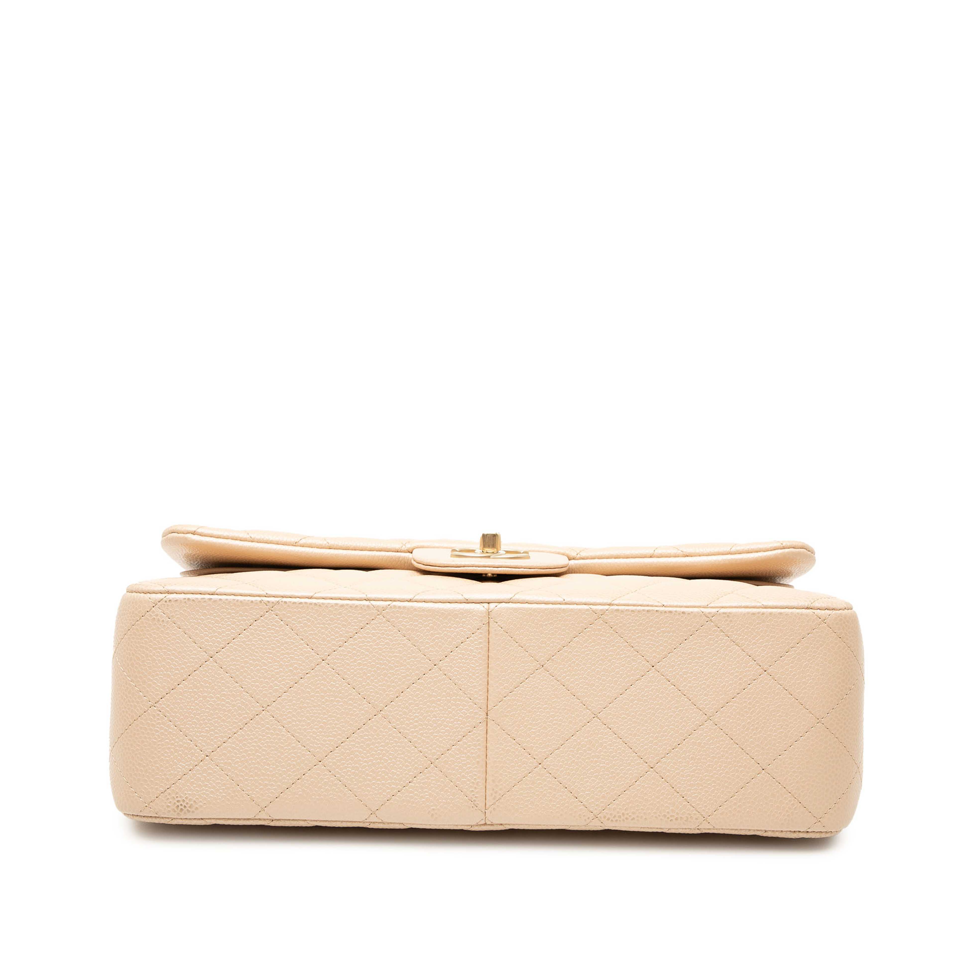 Chanel Jumbo Classic Caviar Double Flap, från Luxclusif, i färgen beige. Klicka för att öppna bilden i stort format