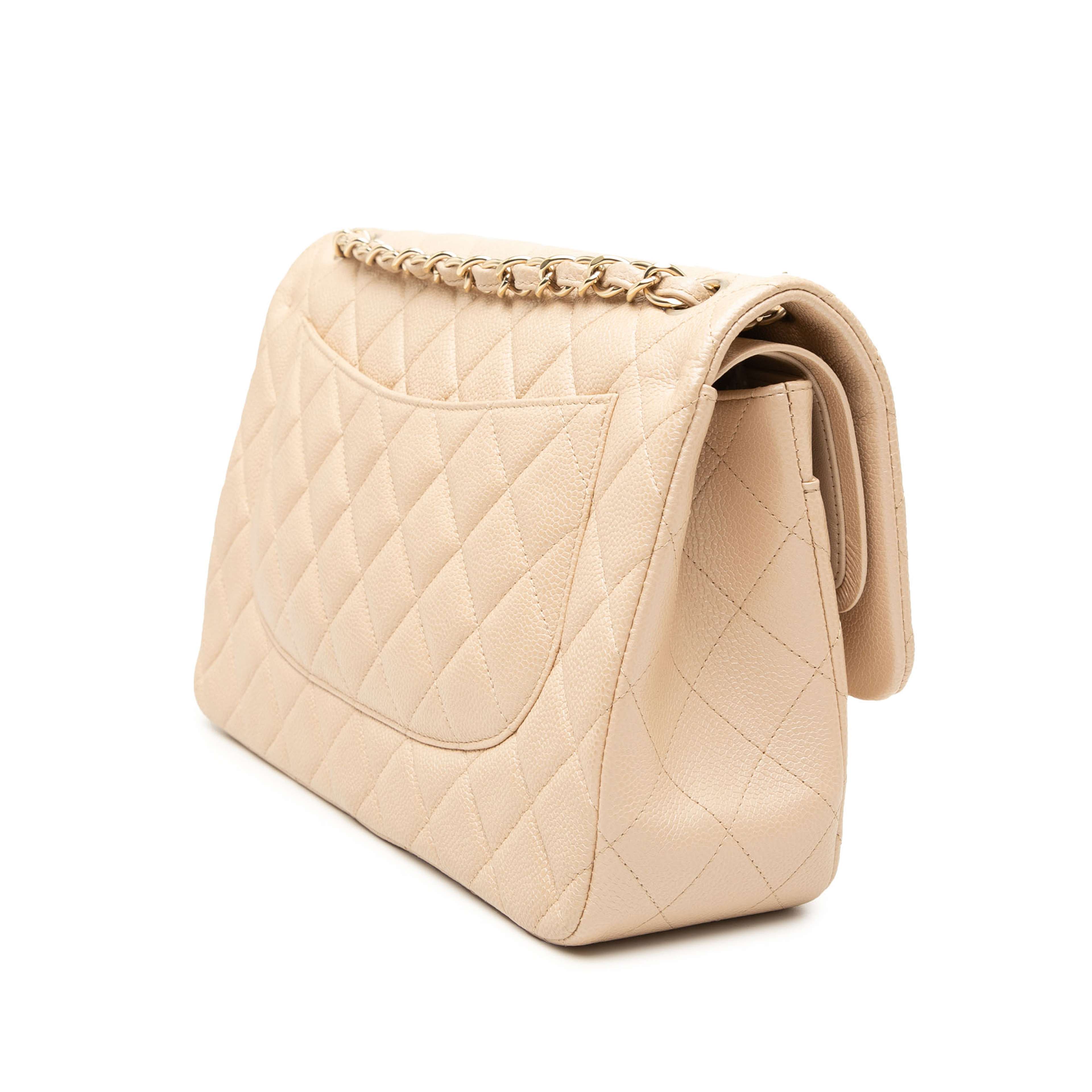Chanel Jumbo Classic Caviar Double Flap, från Luxclusif, i färgen beige. Klicka för att öppna bilden i stort format