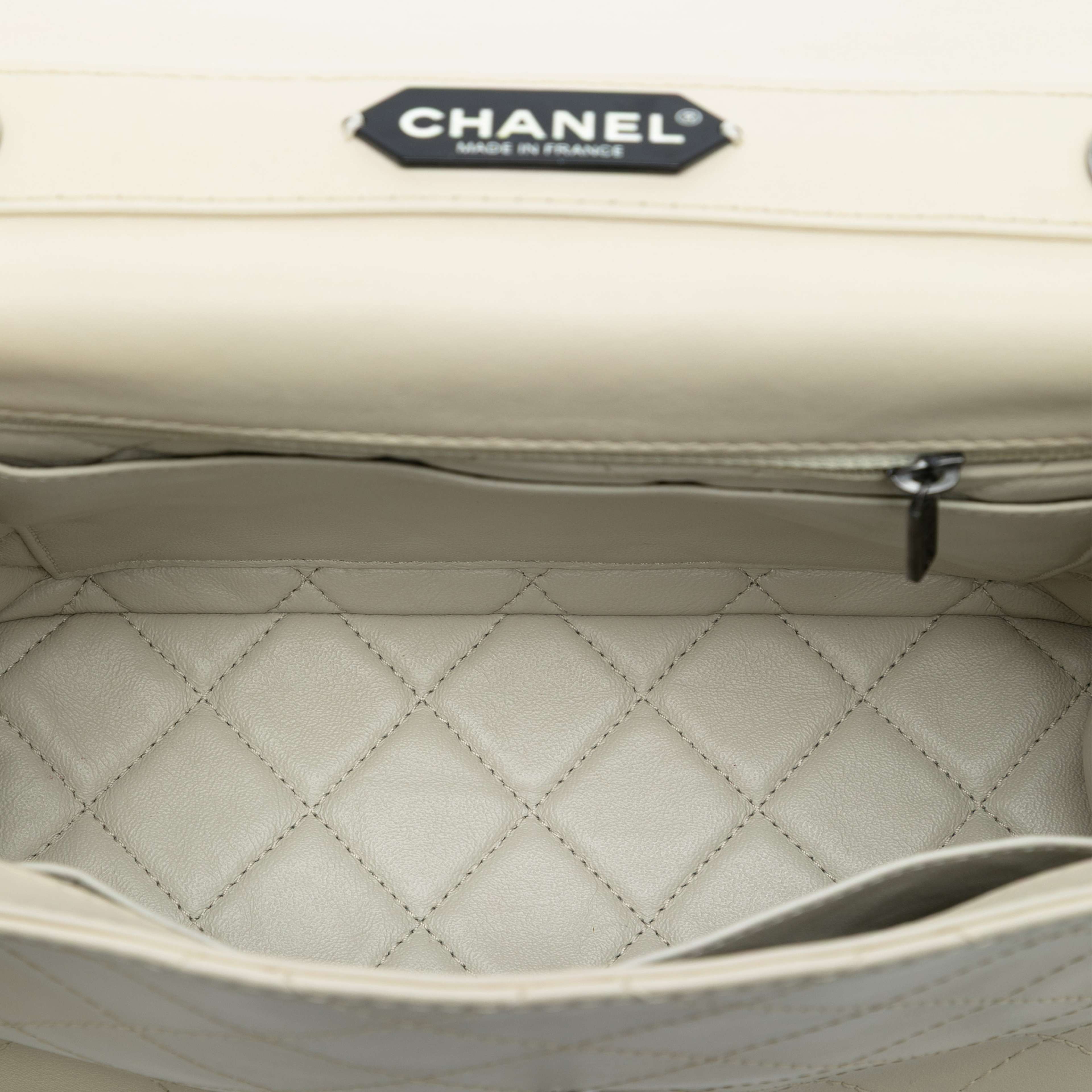 Chanel Stitched Calfskin Urban Luxury Top Handle Bag, från Luxclusif, i färgen ivory. Klicka för att öppna bilden i stort format