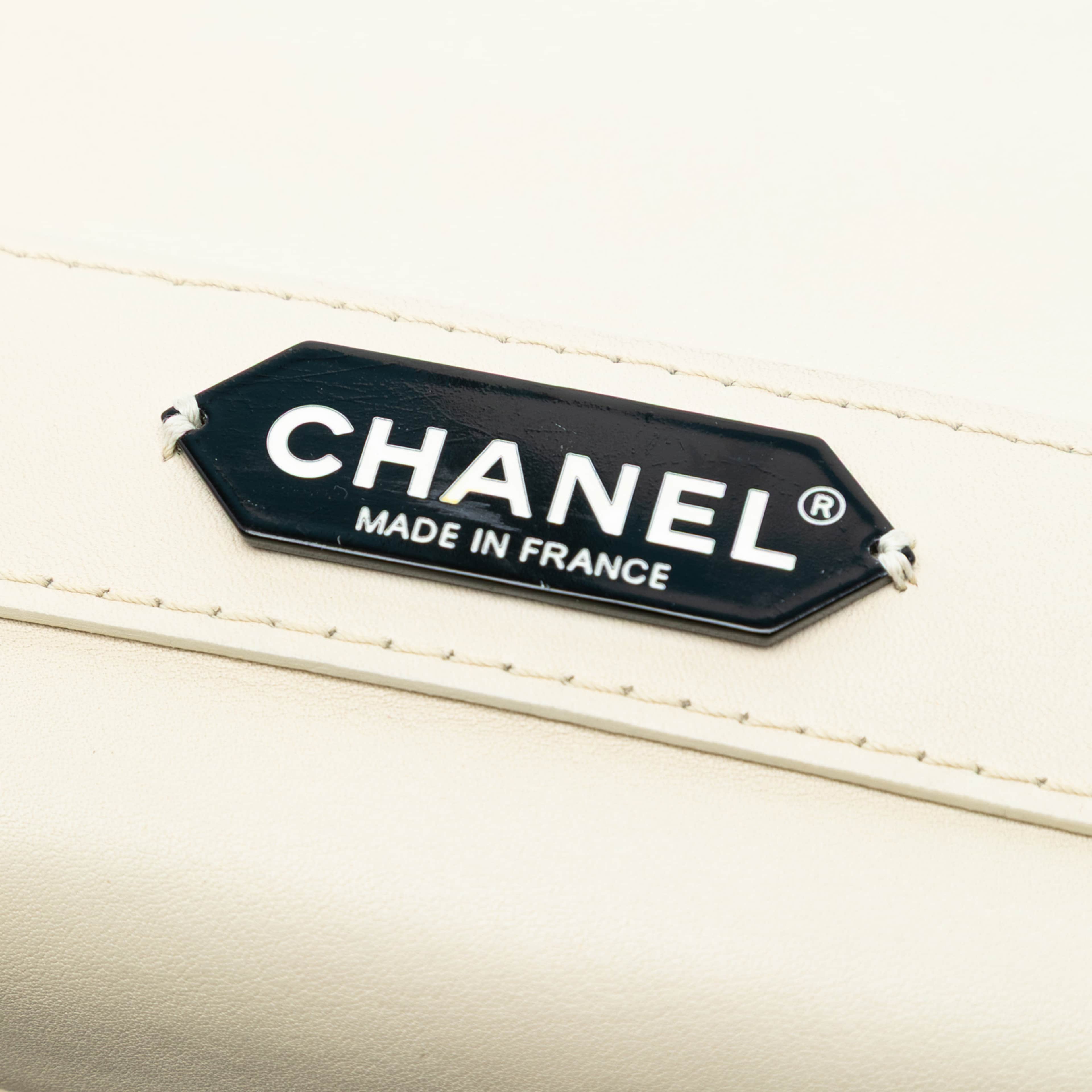 Chanel Stitched Calfskin Urban Luxury Top Handle Bag, från Luxclusif, i färgen ivory. Klicka för att öppna bilden i stort format