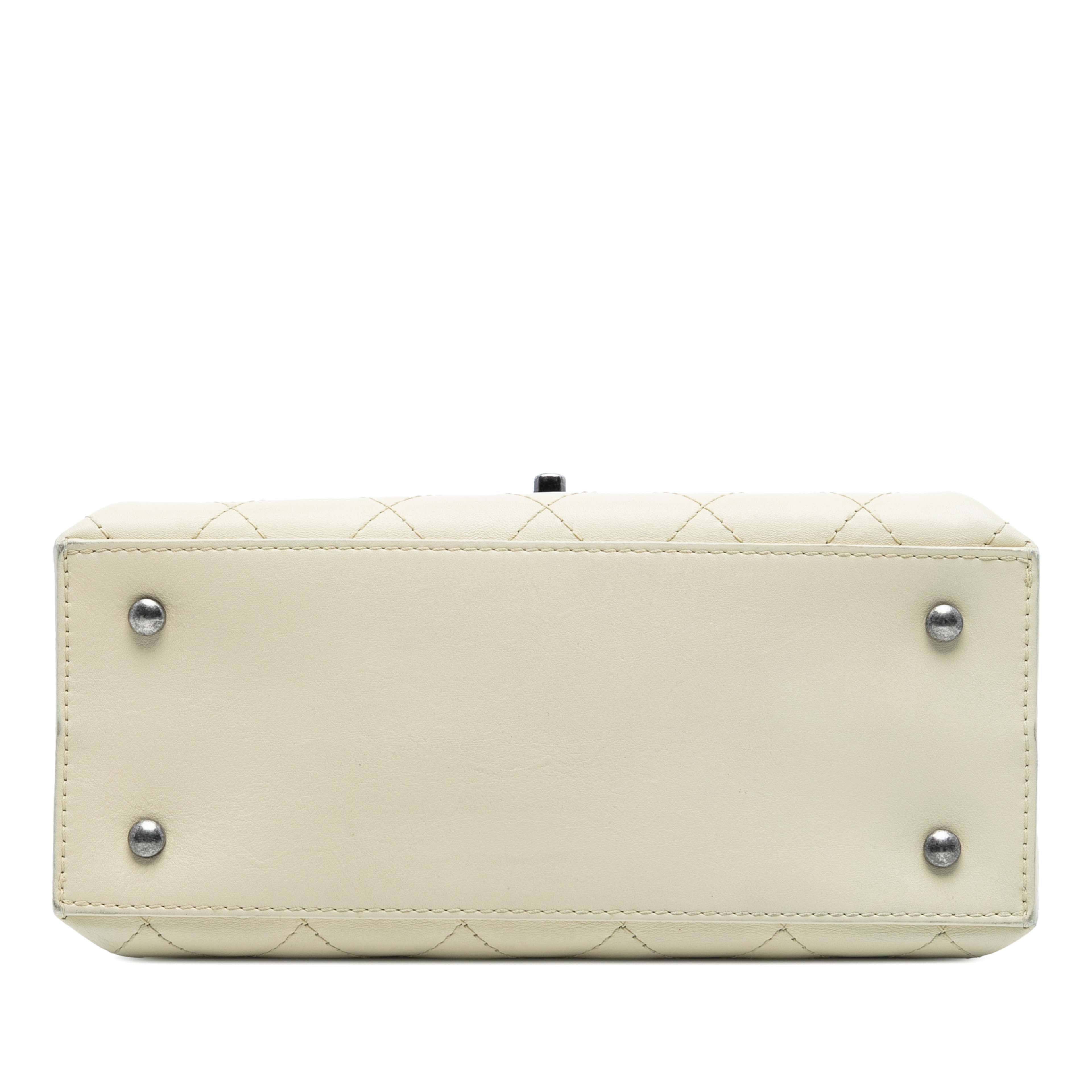 Chanel Stitched Calfskin Urban Luxury Top Handle Bag, från Luxclusif, i färgen ivory. Klicka för att öppna bilden i stort format