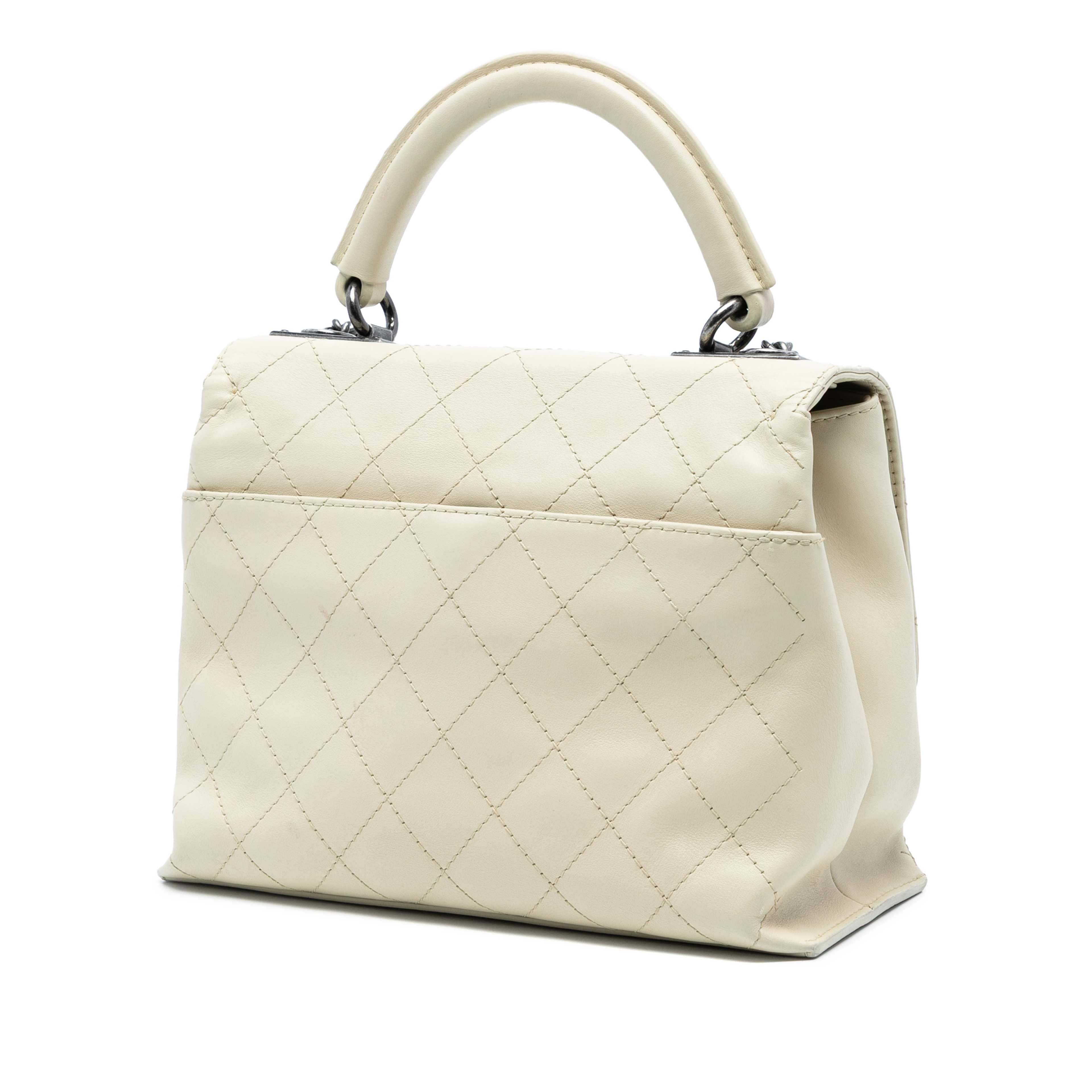 Chanel Stitched Calfskin Urban Luxury Top Handle Bag, från Luxclusif, i färgen ivory. Klicka för att öppna bilden i stort format