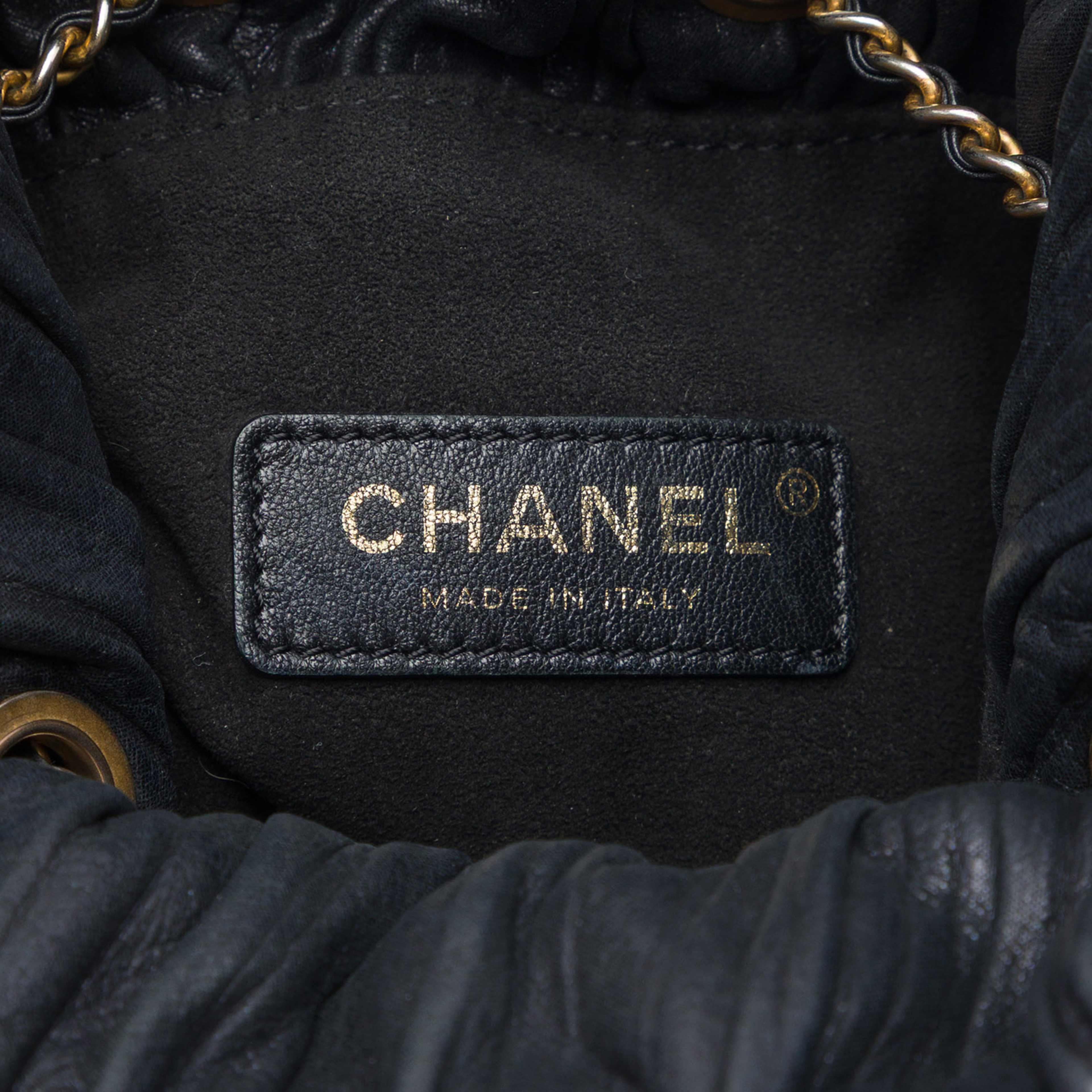 Chanel Small Calfskin Coco Pleats Drawstring Backpack, från Luxclusif, i färgen svart. Klicka för att öppna bilden i stort format