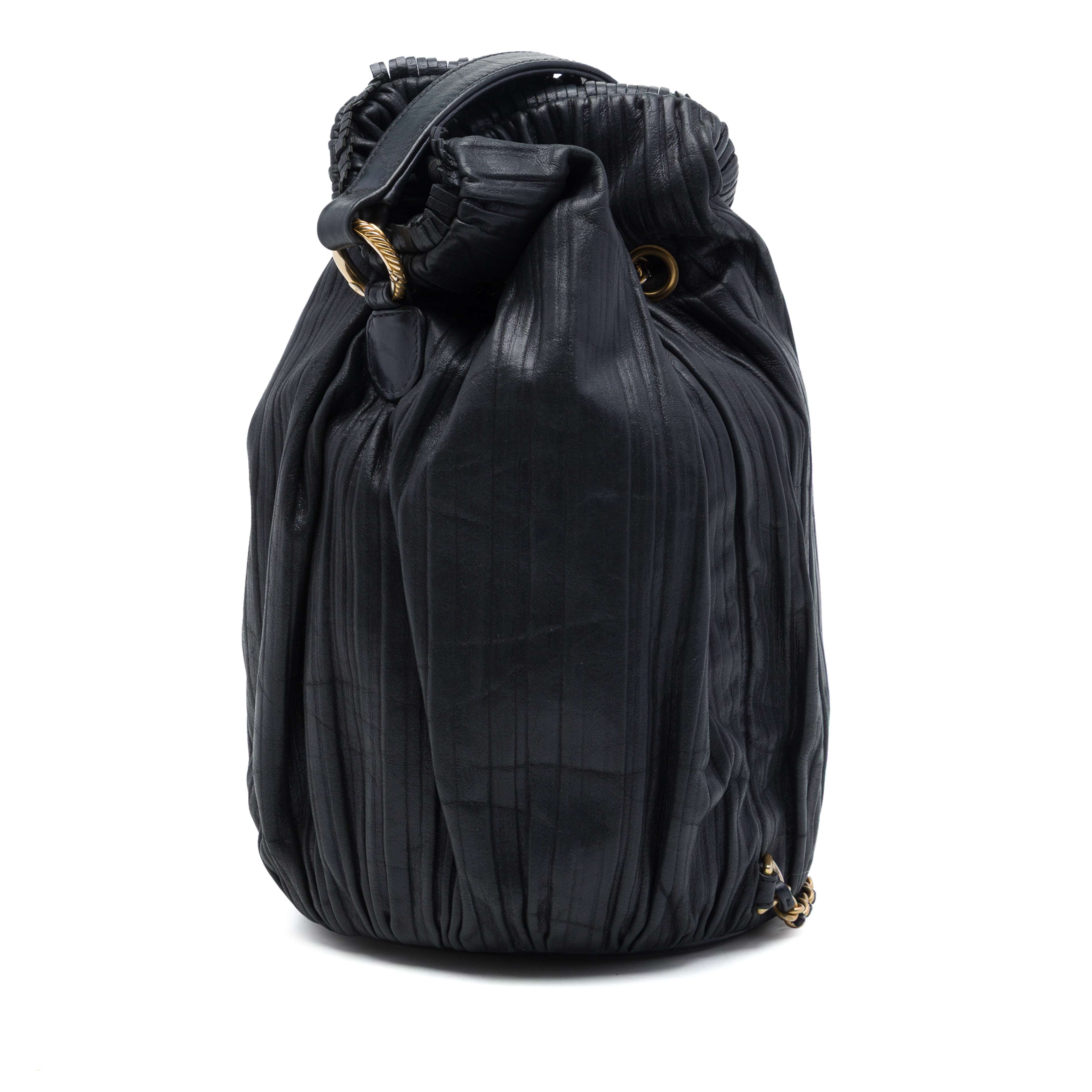 Chanel Small Calfskin Coco Pleats Drawstring Backpack, från Luxclusif, i färgen svart. Klicka för att öppna bilden i stort format