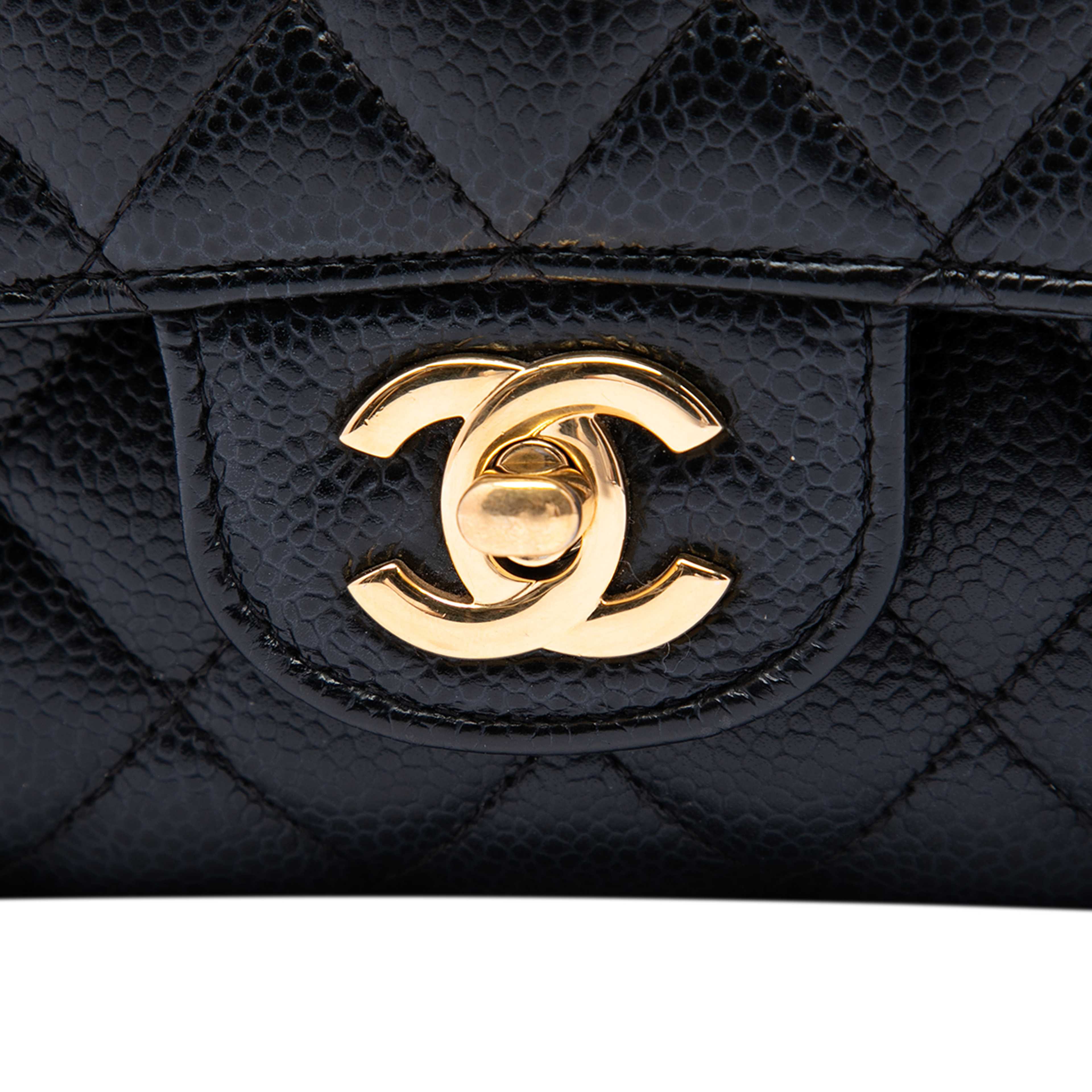 Chanel Medium Classic Caviar Double Flap, från Luxclusif, i färgen svart. Klicka för att öppna bilden i stort format