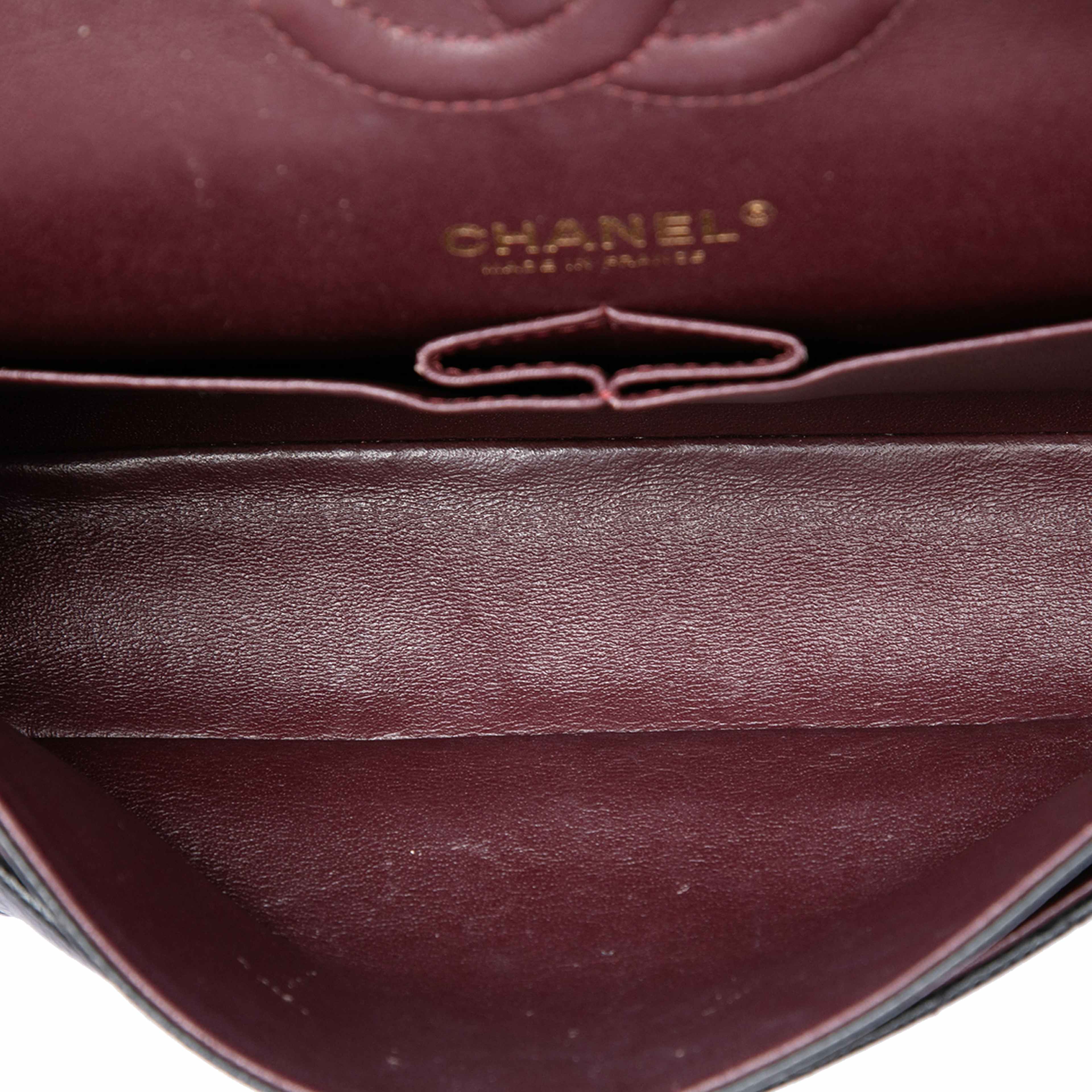 Chanel Medium Classic Caviar Double Flap, från Luxclusif, i färgen svart. Klicka för att öppna bilden i stort format