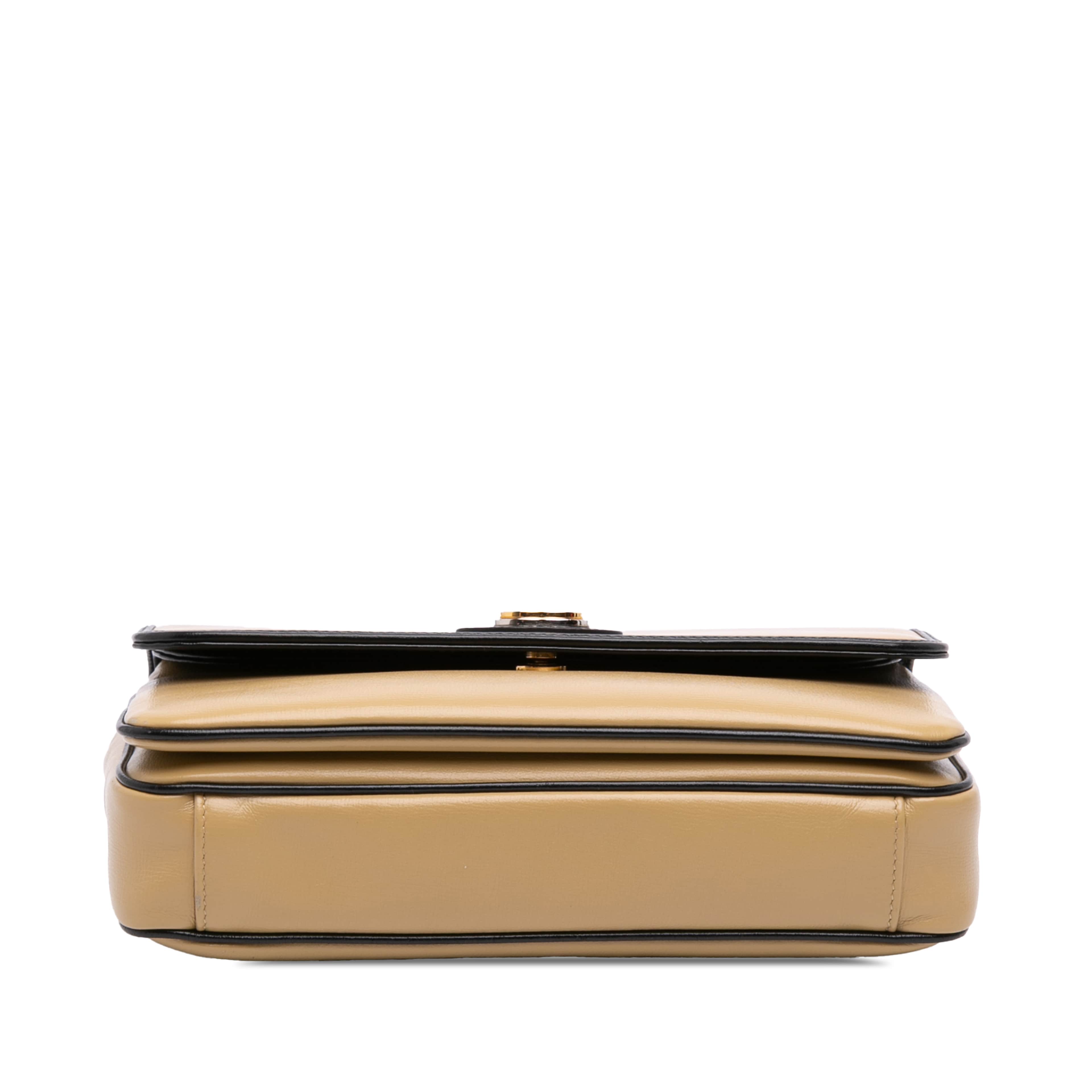 Gucci Small Calfskin Marina Chain Shoulder Bag, från Luxclusif, i färgen beige. Klicka för att öppna bilden i stort format