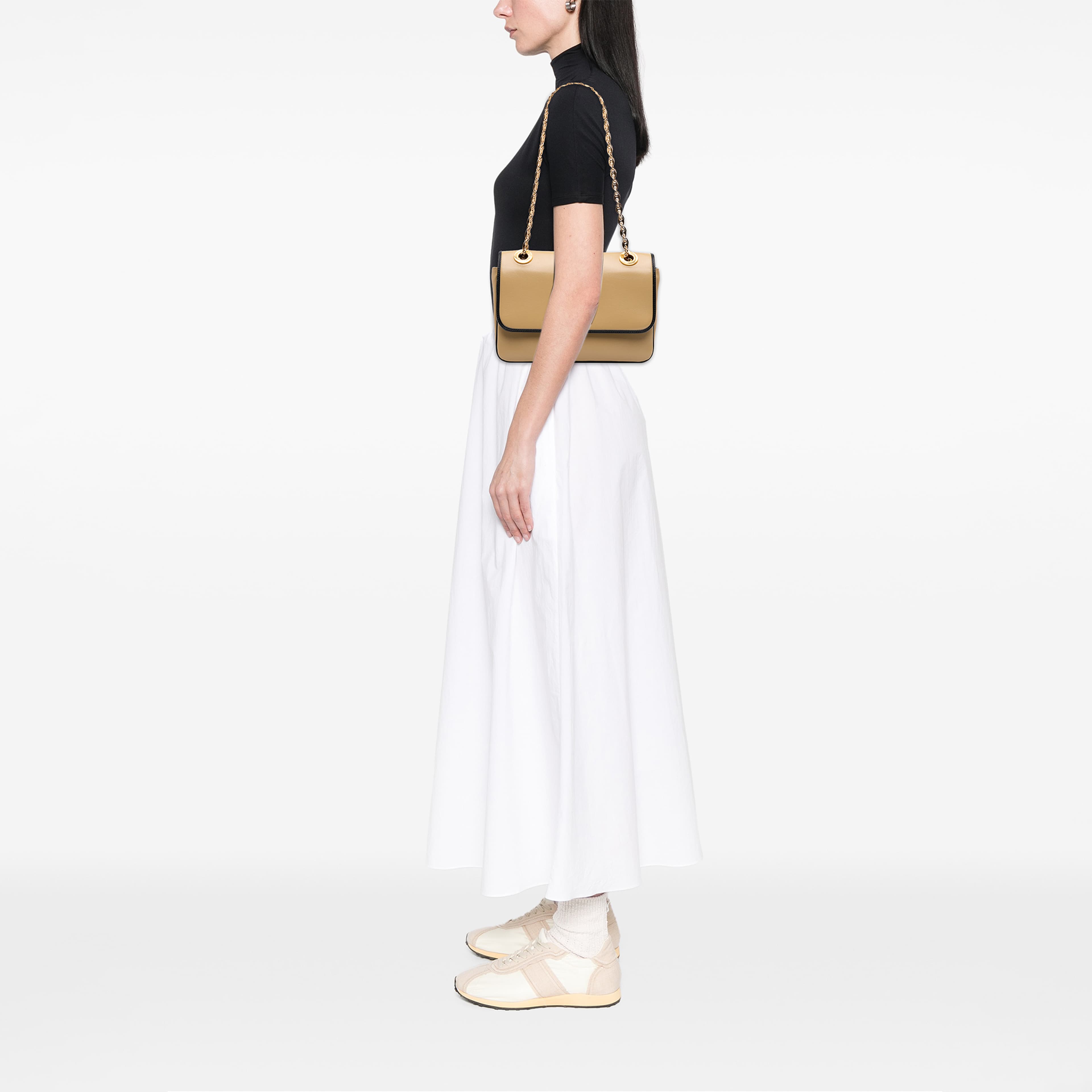 Gucci Small Calfskin Marina Chain Shoulder Bag, från Luxclusif, i färgen beige. Klicka för att öppna bilden i stort format
