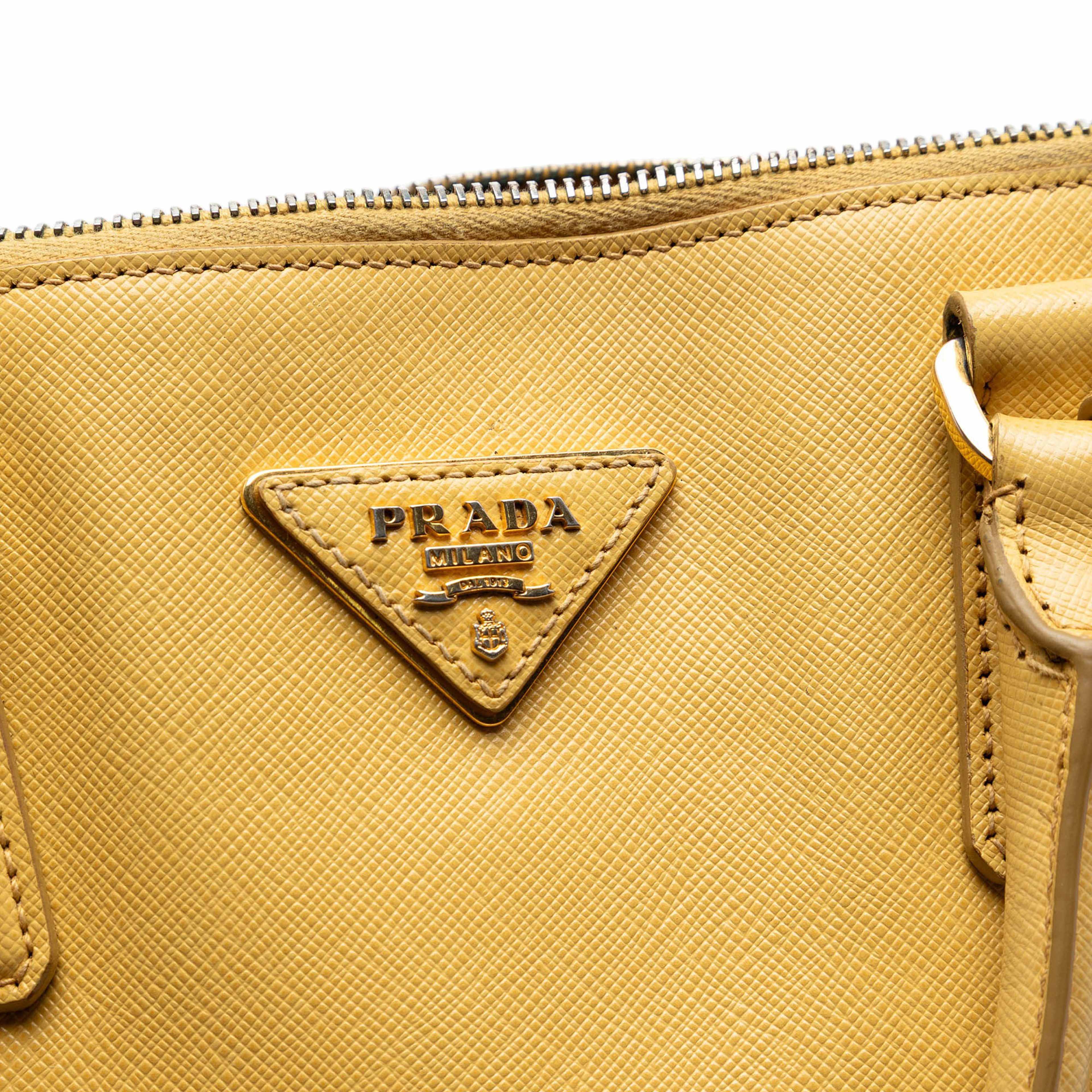 Prada Large Saffiano Lux Promenade Satchel, från Luxclusif, i färgen yellow. Klicka för att öppna bilden i stort format