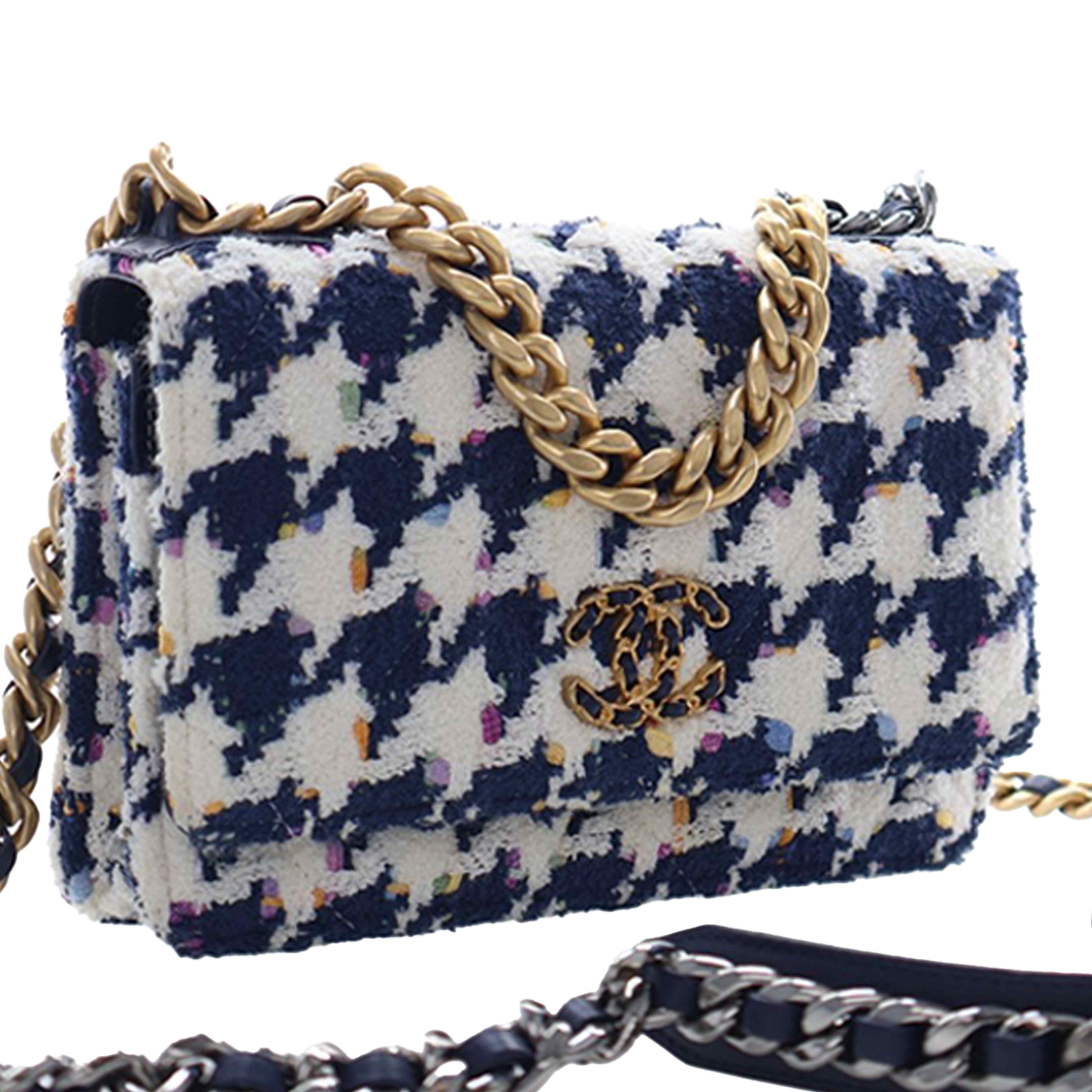 Chanel Tweed 19 Wallet On Chain, från Luxclusif, i färgen navy. Klicka för att öppna bilden i stort format