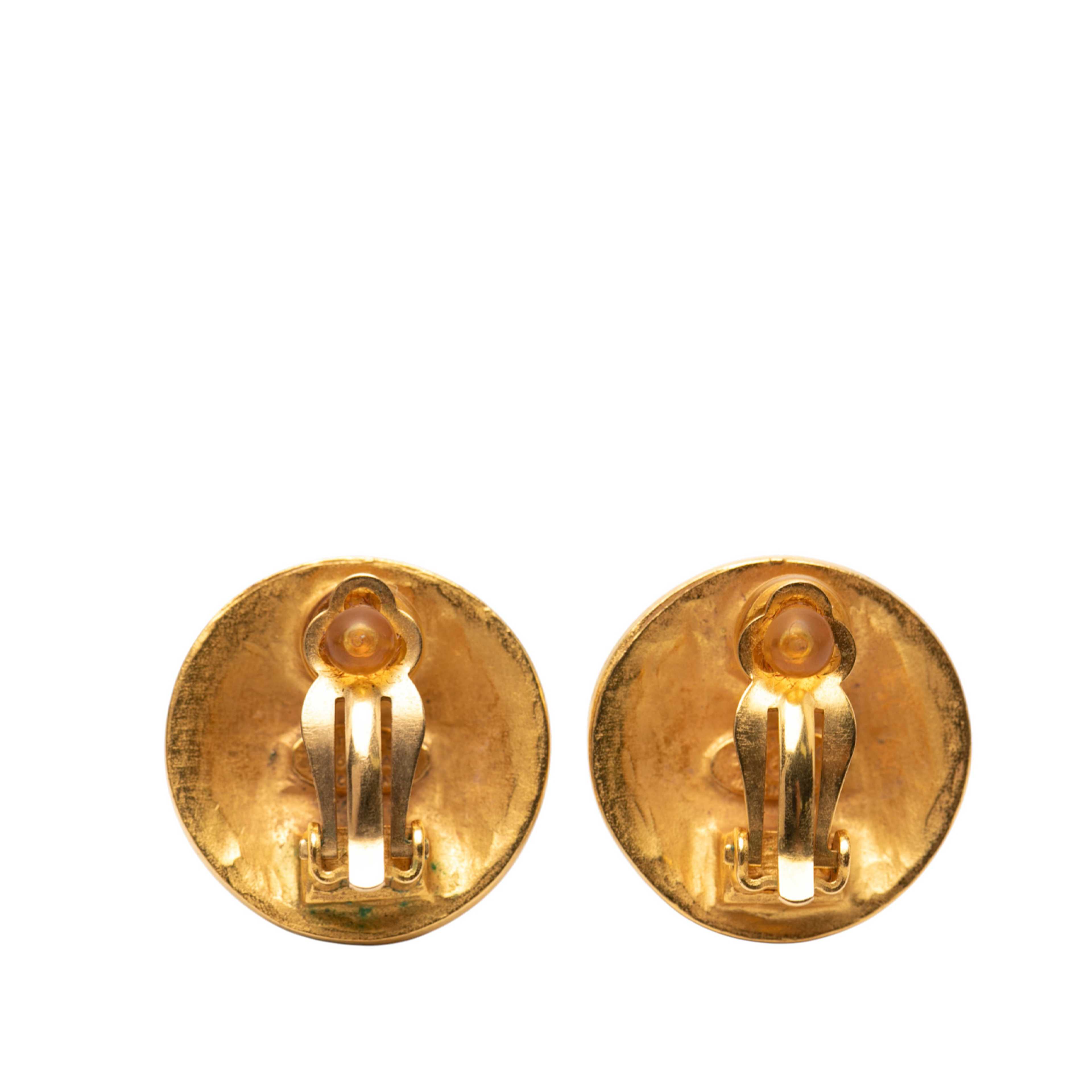 Chanel Gold Plated Cc Grapevine Round Clip On Earrings, från Luxclusif, i färgen gold. Klicka för att öppna bilden i stort format