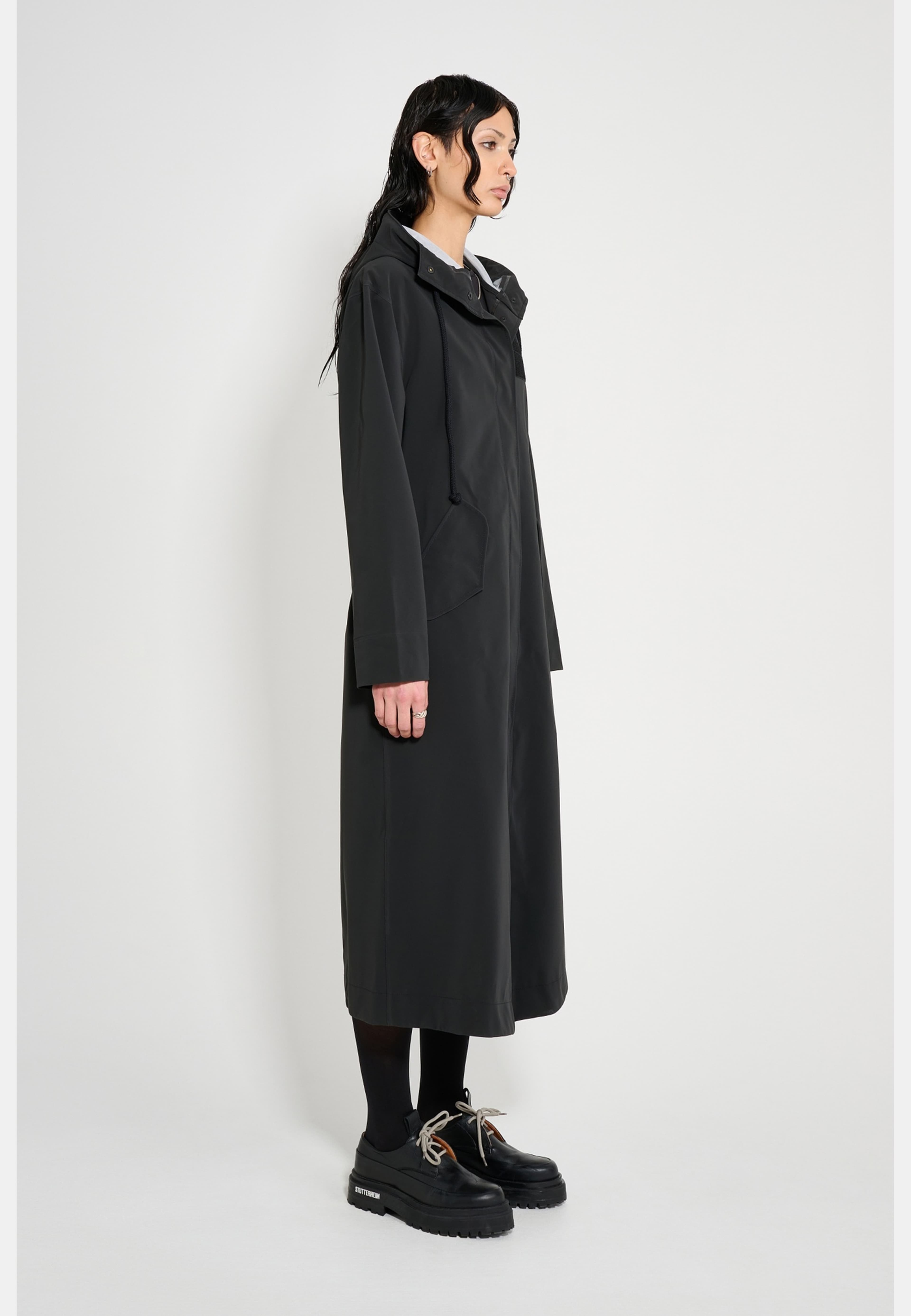 Chatham Matte Raincoat, från Stutterheim, i färgen black. Klicka för att öppna bilden i stort format