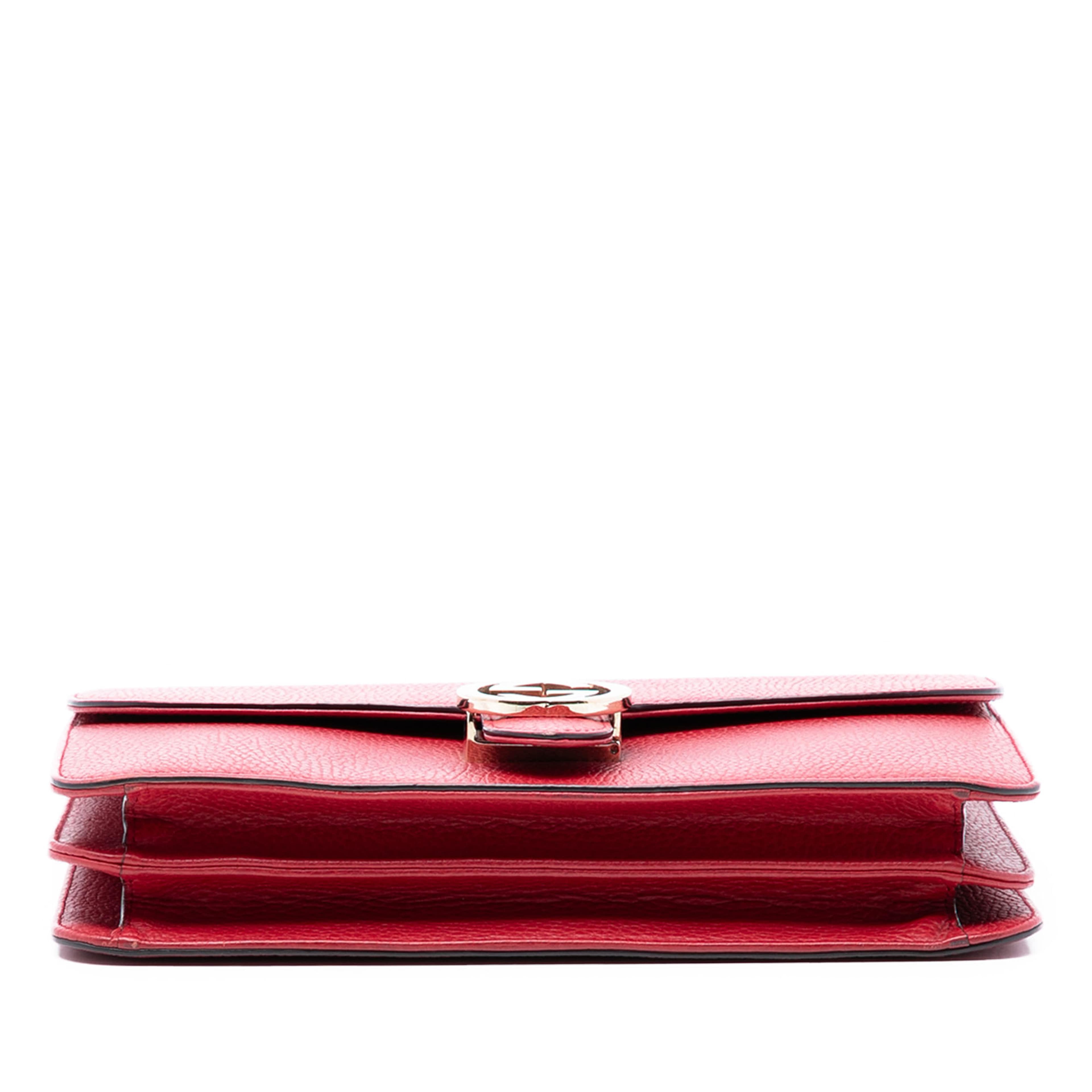 Gucci Medium Dollar Calfskin Interlocking G Crossbody, från Luxclusif, i färgen red. Klicka för att öppna bilden i stort format