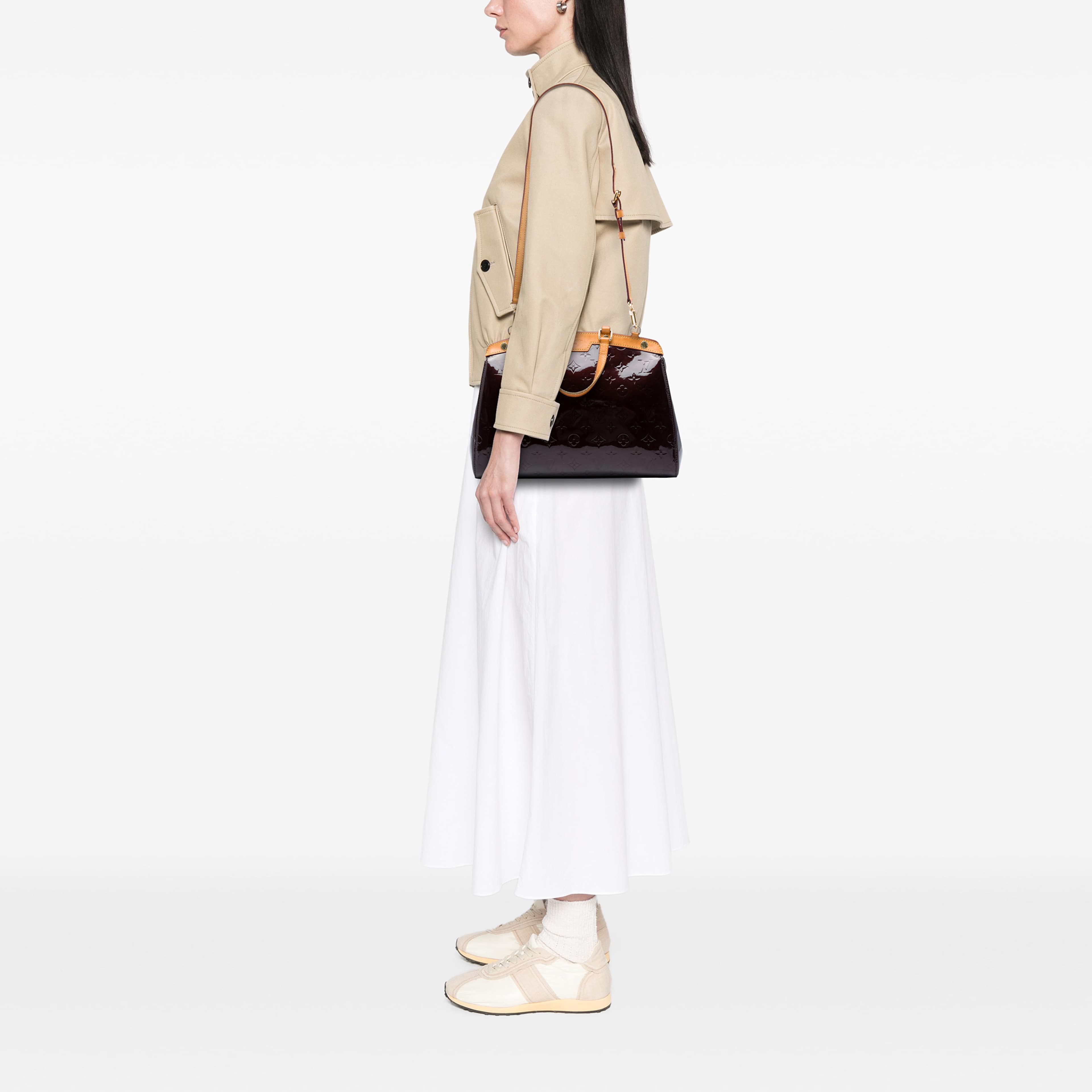 Louis Vuitton Monogram Vernis Brea Mm, från Luxclusif, i färgen purpur. Klicka för att öppna bilden i stort format