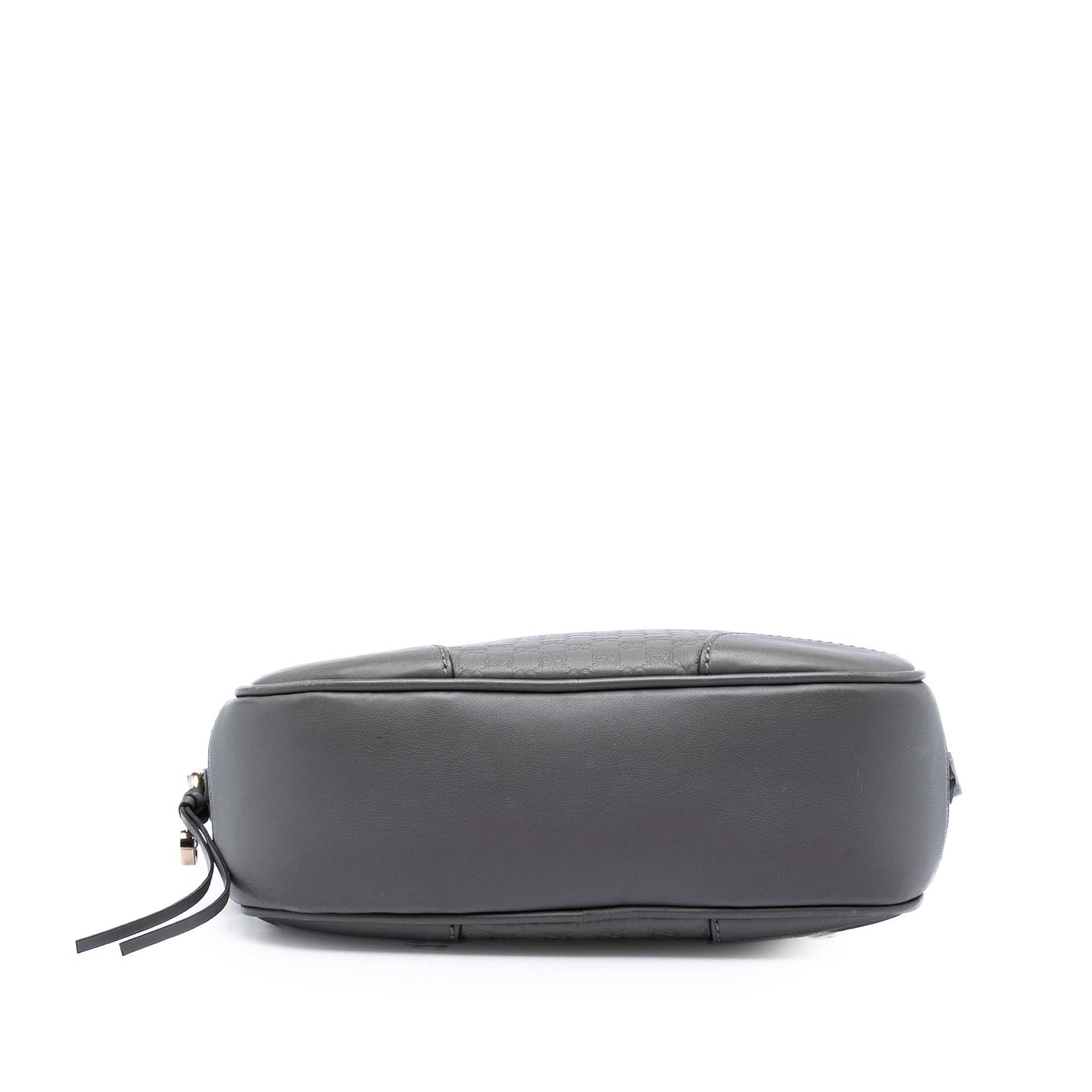 Gucci Microguccissima Bree Crossbody, från Luxclusif, i färgen gray. Klicka för att öppna bilden i stort format