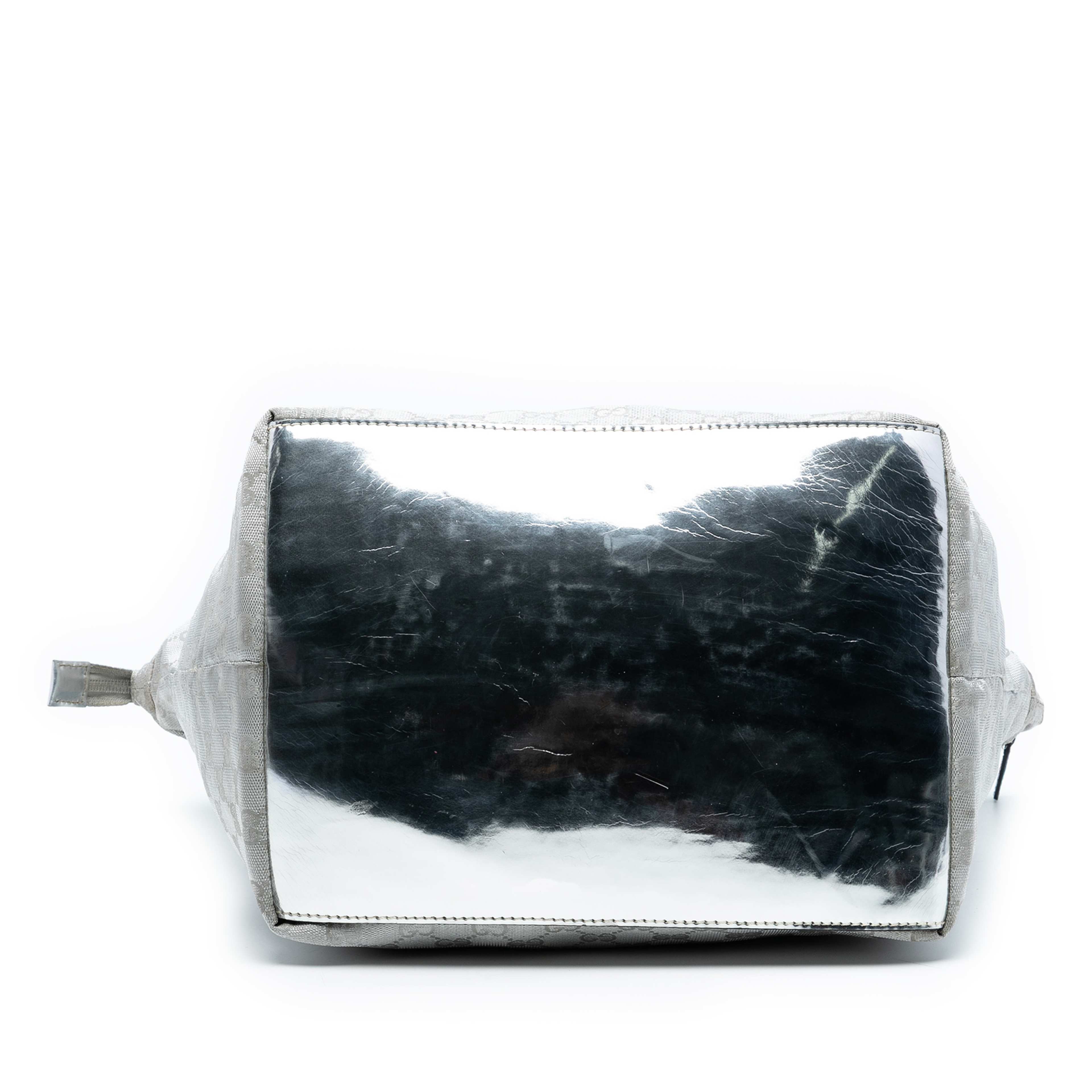 Gucci Gg Canvas Web Tote, från Luxclusif, i färgen silver. Klicka för att öppna bilden i stort format