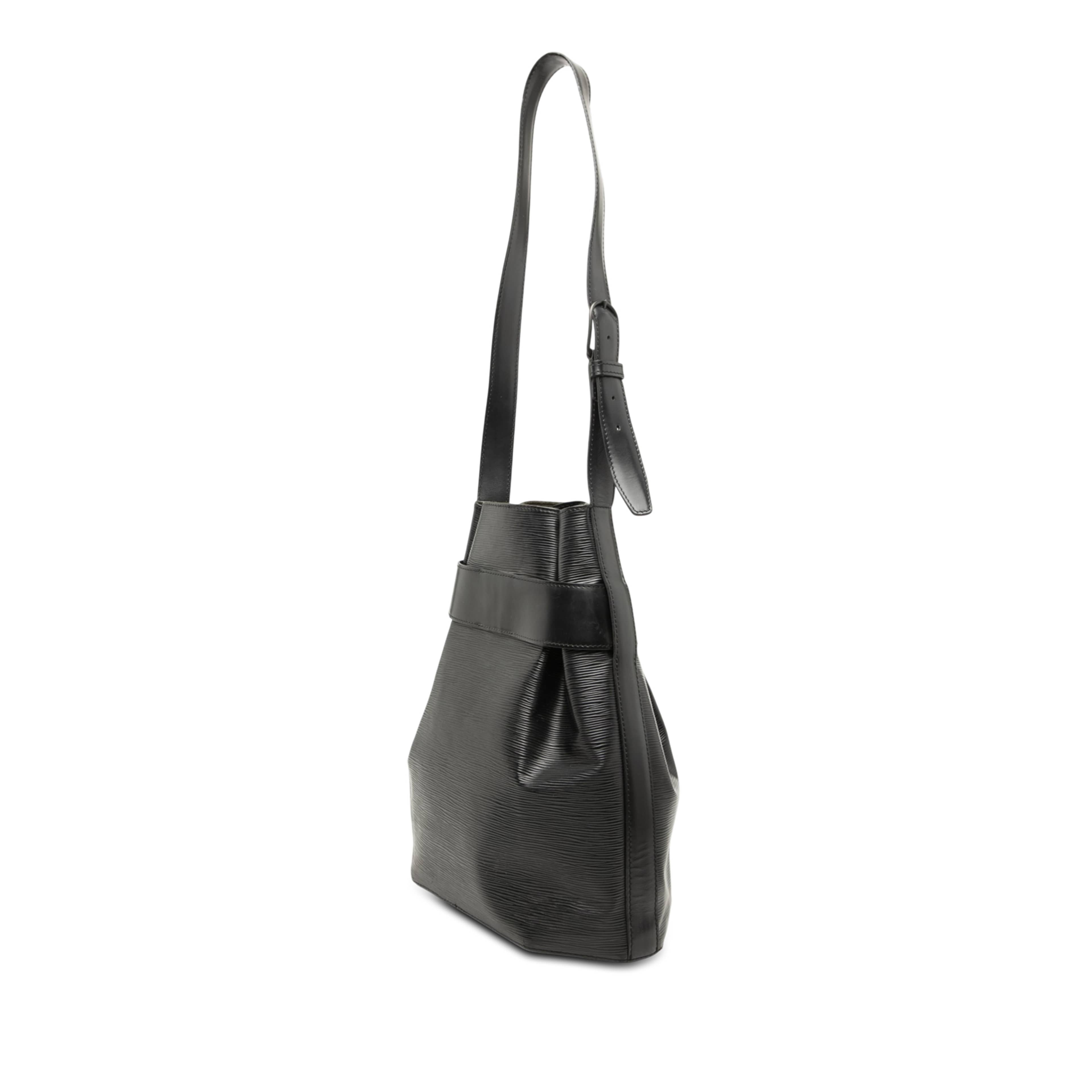Louis Vuitton Epi Sac D Epaule Pm, från Luxclusif, i färgen svart. Klicka för att öppna bilden i stort format