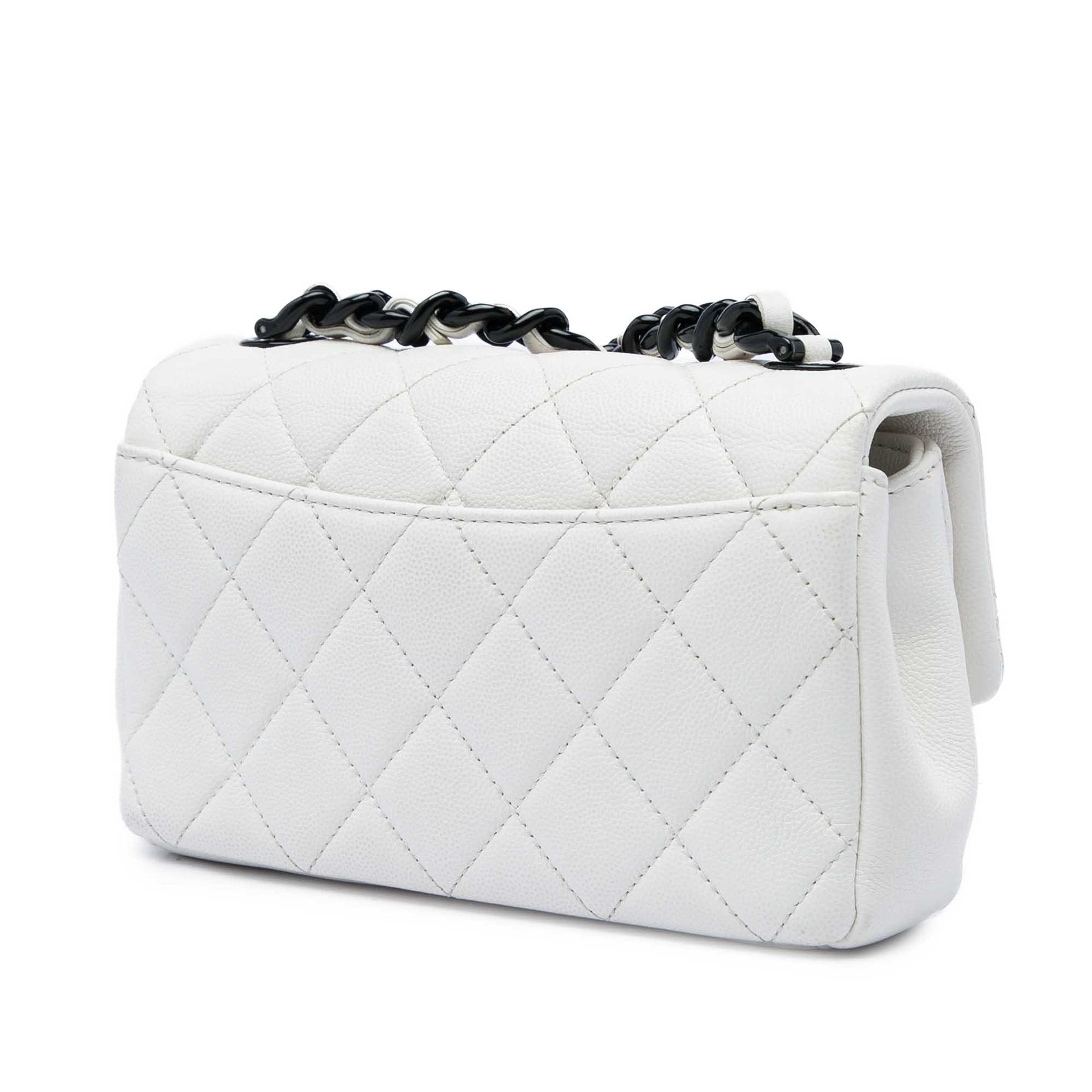 Chanel Small Quilted Caviar My Everything Flap, från Luxclusif, i färgen vit. Klicka för att öppna bilden i stort format