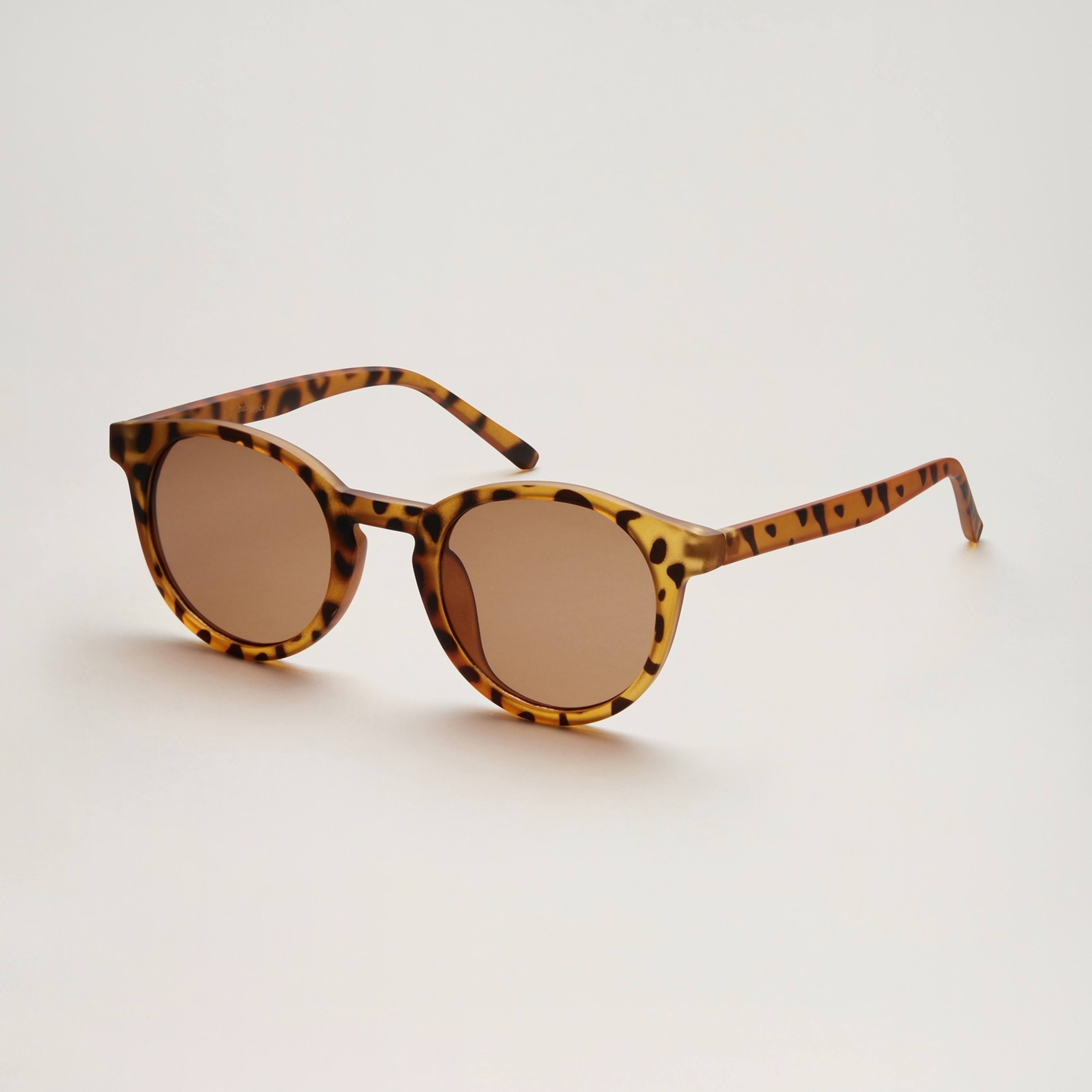 Babymocs Solglasögon Classic Shape - Barn, från BabyMocs, i färgen leo. Klicka för att öppna bilden i stort format