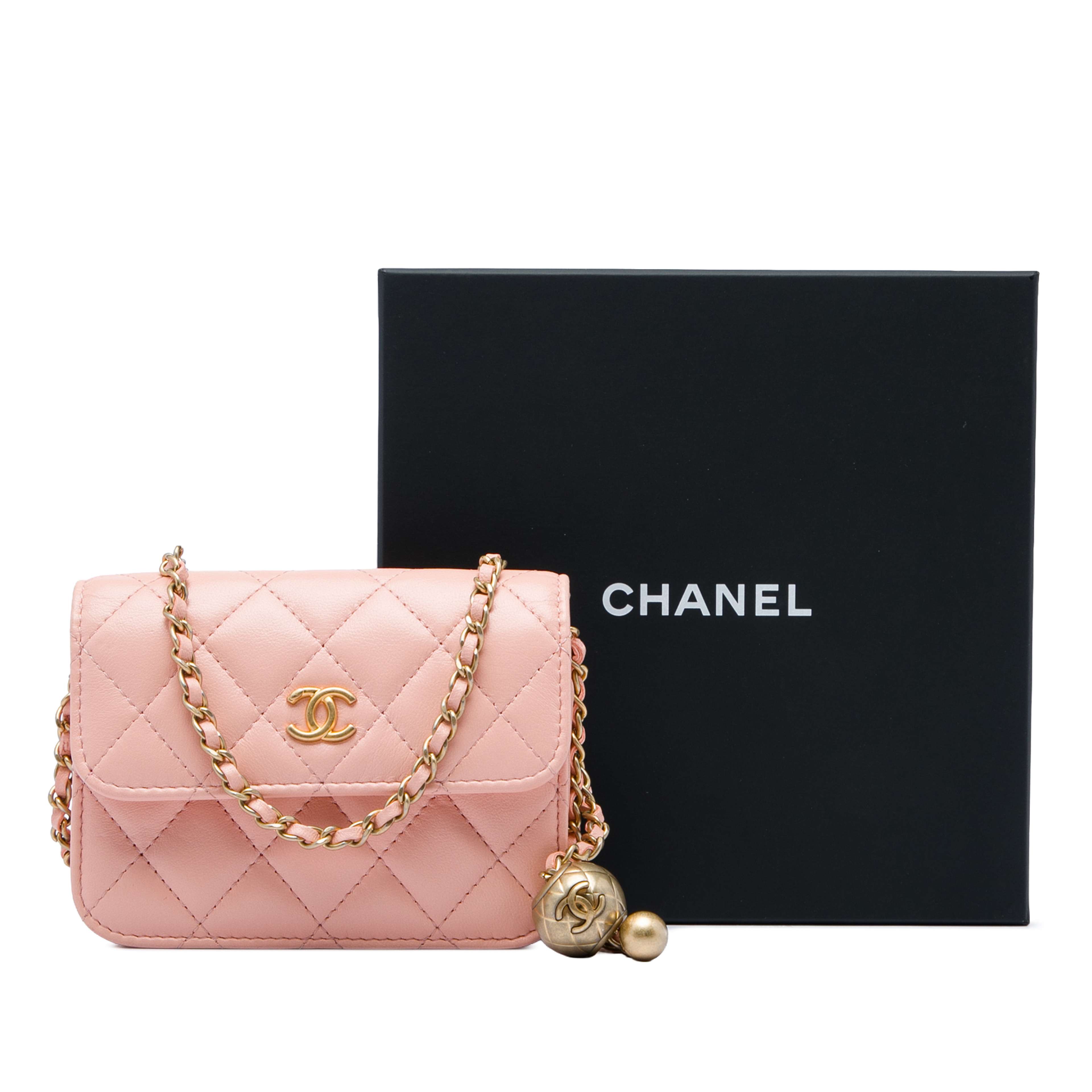 Chanel Mini Lambskin Pearl Crush Clutch On Chain, från Luxclusif, i färgen rosa. Klicka för att öppna bilden i stort format