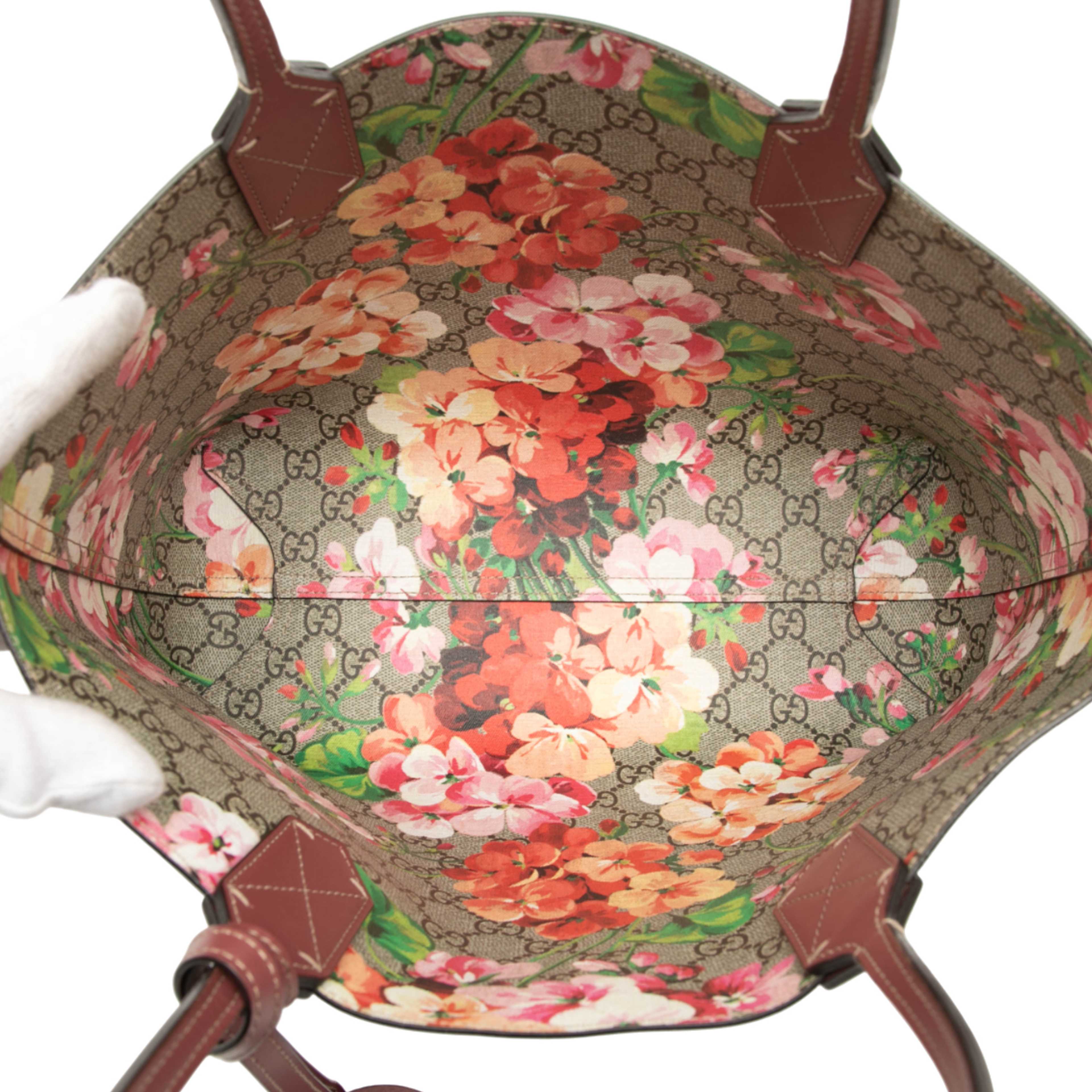 Gucci Small Gg Supreme Blooms Reversible Tote, från Luxclusif, i färgen beige. Klicka för att öppna bilden i stort format