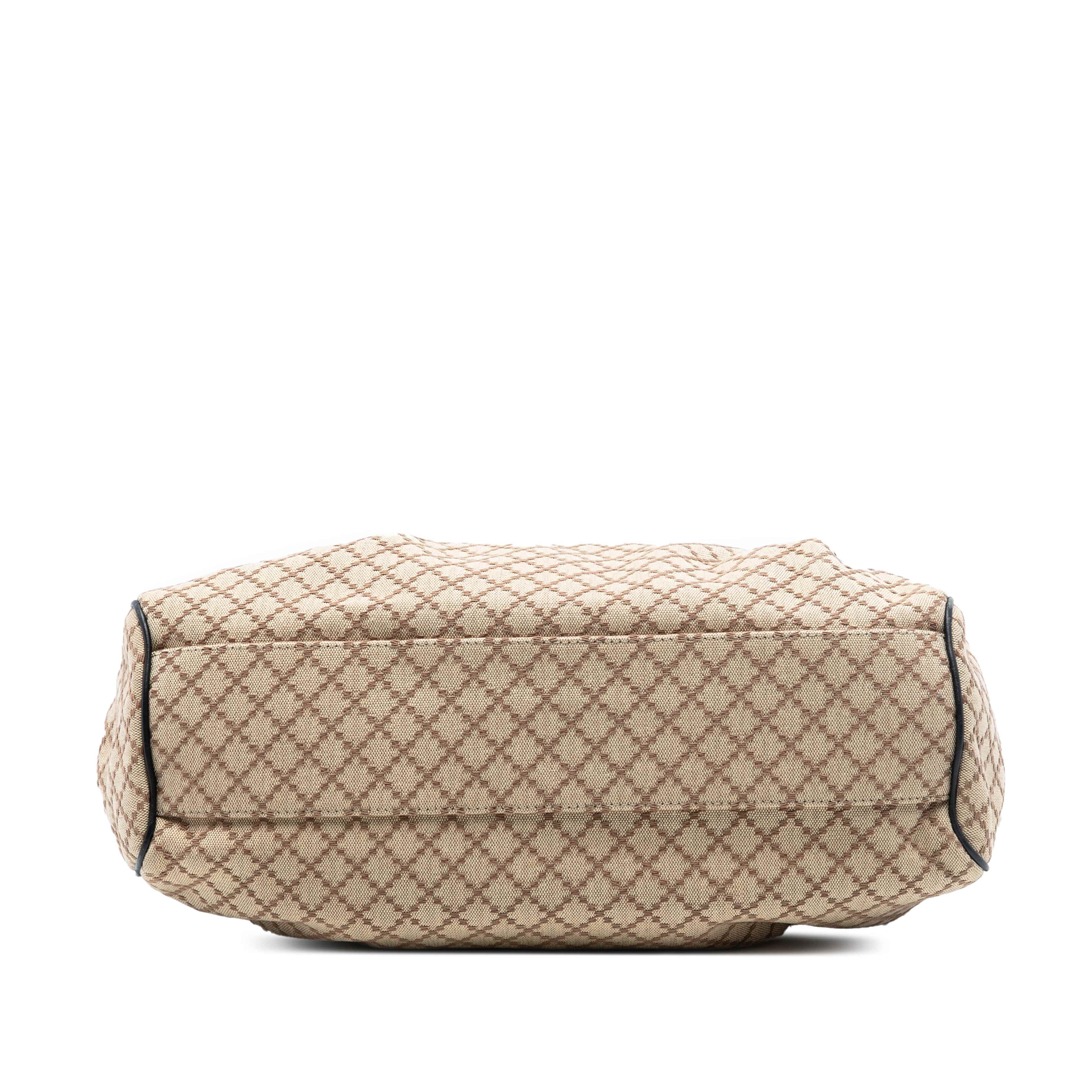 Gucci Medium Diamante Canvas Sukey Tote, från Luxclusif, i färgen beige. Klicka för att öppna bilden i stort format